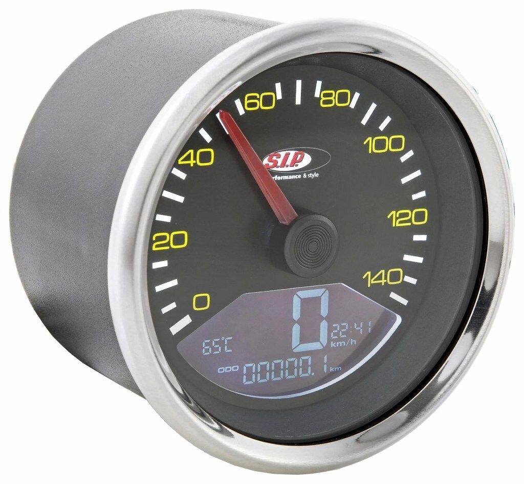 ■商品概要- 140 (km/h/mph)／14.000 (Umin/rpm)フェイス：ブラックイエローの数字リング：ステンレスデジタル/アナログ、20 機能グレード1＊ - 一流の修理、非常に魅力的なアクセサリーとして■詳細説明SIP Performance のスピードメーター/レブカウンター2.0は、クラシックなベスパおよびランブレッタモデル用の最新の計器クラスターです。SIP レブカウンターは、2010 年の発売以来、スピードメーター市場に革命をもたらしました。以前は多くの追加計器でのみ可能であった機能が、最大限の控えめな表現で 1 つのデバイスに統合されました。数年が経過し、数え切れないほどのお客様からのリクエストを経て、現在、KOSOと協力して、見る価値のあるアップデートを開発しました。スピードメーター/レブカウンターSIP 2.0。クラシックな外観に最新のテクノロジーを搭載汎用的に適用可能拡張機能とディスプレイさまざまなデザインが利用可能新しいデザインもオリジナルのスピードメーターに強く基づいています。エンジンが作動していない限り、追加機能はほとんど見えません。フェイスプレートは、フォントとkm/h表示の位置、および取り付け寸法に関してオリジナルとほぼ一致しています。取り付けは非常に簡単です。速度は、オリジナルのスピードメーター ケーブルまたは電子スピード センサーのいずれかを介して測定できます。これらのセンサーは交換部品として入手でき、メンテナンスが必要なスピードメーターケーブルを機械的負荷とともに置き換えることができます。スピードメーターには 12 ボルトのオンボード電圧が必要ですが、バッテリーは必要ありません。密閉されたブラック ボックスは、直流と交流の両方で動作します。すべてのデータは内部回路によって確実にバックアップされます。どの 12 V イグニッションがインストールされているかは関係ありません - Speedometer/Rev Counter2.0は、SIP-Vape、Vespatronic、Parmakit、Poliniなどのすべての一般的なイグニッションと互換性があります。VAPE による SIP PERFORMANCE Ignitionと組み合わせて、DCバージョンの回転カウンターをピックアップするために KOSO 信号フィルターを使用するか、 SIP RevCounterは、SIP/VAPE CDI の白いワイヤーに接続する必要があります。タコメーターの点火パルスは、DC の場合は「1」、AC の場合は「6」に設定する必要があります。表示の設定と変更は、目立たないように設置できる小さなプレス ボタンを使用してエレガントに行われます。統合されたプッシュ ボタンを備えた改良型ライト スイッチが多くの車両モデルで利用可能です。これにより、同梱のプレス ボタンと外観が不要になります。スクーターの外観は変わりません。ちょっとしたギミック：スタート時に回転カウンターがセルフテストを実行し、グランプリ気分を味わわせます ;-)2.0 モデルでは、アナログ速度または回転カウンター表示のどちらかを選択できるようになりました。したがって、スピードメーターの針は回転数または速度のいずれかを示します。長距離のツアーの場合、1 日の距離とツアーの距離を区別するために、乗車時間と平均速度を含む2つの個別の距離が表示されるようになりました。総距離も設定可能 - 古いスピードメーターで既に走行したキロメートルも引き継ぐことができます。リザーブインジケーター付きのSIP Fast Flowと合わせて、古いモデルでも燃料計の恩恵を受けることができます。燃料が少なくなると、FUELが点滅します。過電圧保護の強化も追加されました。車両モデルに応じて、異なるダイヤルカラーが用意されています。たとえば、VBBバージョンも利用可能です。ベージュ/ホワイト。日光により漂白されたオリジナルのスピードメーターに非常に近いです。カーボンの外観はスポーティな外観に最適です - モダンで印象的で、パフォーマンスセットアップに最適です。注：抑制されたスパークプラグと抑制されたプラグコネクタを使用することが不可欠です。熱の蓄積が故障につながる可能性があるため、ブラックボックスは狭いハンドルバーには取り付けないでください。アナログ速度表示(モデルによって異なります) 14.000 rpm最大14.000 rpmまでのデジタル速度表示 - 最大値記憶を含むアナログ速度の代替として、最大 140 km/h (または mph) のアナログ速度表示も利用可能になりました最大速度を含む、最大 199 km/h または 140 mph のデジタル速度シリンダーヘッドまたは冷却水用の最大 250。°C または 32-482。°F の温度ゲージスパークプラグ用の温度センサーが付属品に含まれています最高温度の保存時間表示 (V50 Φ。48。mm を除く)総距離 最大 99.999 km/マイル - 調整可能、たとえば古いスピードメーターの測定値を引き継ぐ2 つの個別の距離 (旅行 A と B) 最大 9.999.9 km/マイル...■注意点※取扱説明書が付属する場合は外国語となります。※輸入商材の為、納期が遅れる場合がございます。あらかじめご了承ください。※画像には他の商品が含まれている場合があります。※メーカー都合により商品の仕様変更がある場合がございます。ご了承ください。■適合車種P150 S&ensp;P150 S 年式: 78-90&ensp;&ensp;備考: 150cc type VBX1T engine 2T ACP150X&ensp;P150X 年式: 78-85&ensp;&ensp;備考: 150cc type VLX1T engine 2T ACPX150E&ensp;PX150E 年式: 78-85&ensp;&ensp;備考: 150cc type VLX1T engine 2T ACPX150&ensp;PX150 年式: 78-85&ensp;&ensp;備考: 150cc type VLX1T engine 2T ACP200E&ensp;P200E 年式: 77-83&ensp;&ensp;備考: 200cc type VSX1T engine 2T ACPX200E&ensp;PX200E 年式: 77-83&ensp;&ensp;備考: 200cc type VSX1T engine 2T ACP80X／PX80 E&ensp;P80X／PX80 E 年式: 81-83&ensp;&ensp;備考: 80cc type V8X1T engine 2T ACP80&ensp;P80 年式: 80-84&ensp;&ensp;備考: 80cc type V8A1T engine 2T ACP80E&ensp;P80E 年式: 80-84&ensp;&ensp;備考: 80cc type V8A1T engine 2T ACPX100 E&ensp;PX100 E 年式: 83-84&ensp;&ensp;備考: 100cc type VIX1T engine 2T ACPX125E&ensp;PX125E 年式: 83-97&ensp;&ensp;備考: 125cc type VNX2T engine 2T AC&ensp;PX125E 年式: 81-83&ensp;&ensp;備考: 125cc type VNX1T engine 2T ACPX125&ensp;PX125 年式: 83-97&ensp;&ensp;備考: 125cc type VNX2T engine 2T AC&ensp;PX125 年式: 81-83&ensp;&ensp;備考: 125cc type VNX1T engine 2T ACPX125E Arcobaleno&ensp;PX125E Arcobaleno 年式: 83-97&ensp;&ensp;備考: 125cc type VNX2T engine 2T AC