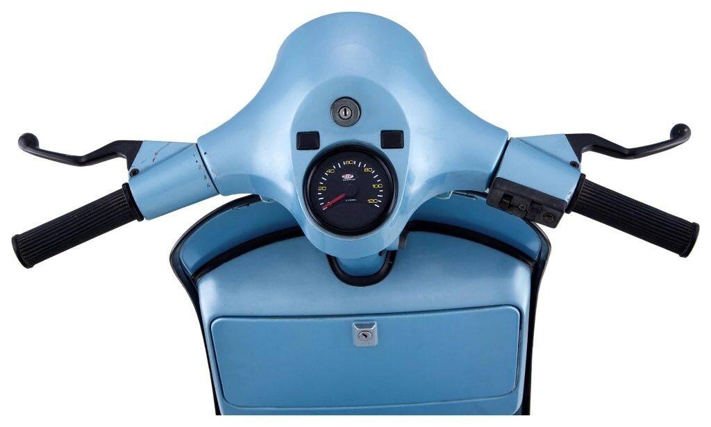 ■商品概要- 140 (km/h/mph)／14.000 (Umin/rpm)フェイス：ブラックイエローの数字リング：ブラックデジタル/アナログ、20 機能グレード1＊ - 一流の修理、非常に魅力的なアクセサリーとして■詳細説明SIP Performance のスピードメーター/レブカウンター2.0は、クラシックなベスパおよびランブレッタモデル用の最新の計器クラスターです。SIP レブカウンターは、2010 年の発売以来、スピードメーター市場に革命をもたらしました。以前は多くの追加計器でのみ可能であった機能が、最大限の控えめな表現で 1 つのデバイスに統合されました。数年が経過し、数え切れないほどのお客様からのリクエストを経て、現在、KOSOと協力して、見る価値のあるアップデートを開発しました。スピードメーター/レブカウンターSIP 2.0。クラシックな外観に最新のテクノロジーを搭載汎用的に適用可能拡張機能とディスプレイさまざまなデザインが利用可能新しいデザインもオリジナルのスピードメーターに強く基づいています。エンジンが作動していない限り、追加機能はほとんど見えません。フェイスプレートは、フォントとkm/h表示の位置、および取り付け寸法に関してオリジナルとほぼ一致しています。取り付けは非常に簡単です。速度は、オリジナルのスピードメーター ケーブルまたは電子スピード センサーのいずれかを介して測定できます。これらのセンサーは交換部品として入手でき、メンテナンスが必要なスピードメーターケーブルを機械的負荷とともに置き換えることができます。スピードメーターには 12 ボルトのオンボード電圧が必要ですが、バッテリーは必要ありません。密閉されたブラック ボックスは、直流と交流の両方で動作します。すべてのデータは内部回路によって確実にバックアップされます。どの 12 V イグニッションがインストールされているかは関係ありません - Speedometer/Rev Counter2.0は、SIP-Vape、Vespatronic、Parmakit、Poliniなどのすべての一般的なイグニッションと互換性があります。VAPE による SIP PERFORMANCE Ignitionと組み合わせて、DCバージョンの回転カウンターをピックアップするために KOSO 信号フィルターを使用するか、 SIP RevCounterは、SIP/VAPE CDI の白いワイヤーに接続する必要があります。タコメーターの点火パルスは、DC の場合は「1」、AC の場合は「6」に設定する必要があります。表示の設定と変更は、目立たないように設置できる小さなプレス ボタンを使用してエレガントに行われます。統合されたプッシュ ボタンを備えた改良型ライト スイッチが多くの車両モデルで利用可能です。これにより、同梱のプレス ボタンと外観が不要になります。スクーターの外観は変わりません。ちょっとしたギミック：スタート時に回転カウンターがセルフテストを実行し、グランプリ気分を味わわせます ;-)2.0 モデルでは、アナログ速度または回転カウンター表示のどちらかを選択できるようになりました。したがって、スピードメーターの針は回転数または速度のいずれかを示します。長距離のツアーの場合、1 日の距離とツアーの距離を区別するために、乗車時間と平均速度を含む2つの個別の距離が表示されるようになりました。総距離も設定可能 - 古いスピードメーターで既に走行したキロメートルも引き継ぐことができます。リザーブインジケーター付きのSIP Fast Flowと合わせて、古いモデルでも燃料計の恩恵を受けることができます。燃料が少なくなると、FUELが点滅します。過電圧保護の強化も追加されました。車両モデルに応じて、異なるダイヤルカラーが用意されています。たとえば、VBBバージョンも利用可能です。ベージュ/ホワイト。日光により漂白されたオリジナルのスピードメーターに非常に近いです。カーボンの外観はスポーティな外観に最適です - モダンで印象的で、パフォーマンスセットアップに最適です。注：抑制されたスパークプラグと抑制されたプラグコネクタを使用することが不可欠です。熱の蓄積が故障につながる可能性があるため、ブラックボックスは狭いハンドルバーには取り付けないでください。アナログ速度表示(モデルによって異なります) 14.000 rpm最大14.000 rpmまでのデジタル速度表示 - 最大値記憶を含むアナログ速度の代替として、最大 140 km/h (または mph) のアナログ速度表示も利用可能になりました最大速度を含む、最大 199 km/h または 140 mph のデジタル速度シリンダーヘッドまたは冷却水用の最大 250。°C または 32-482。°F の温度ゲージスパークプラグ用の温度センサーが付属品に含まれています最高温度の保存時間表示 (V50 Φ。48。mm を除く)総距離 最大 99.999 km/マイル - 調整可能、たとえば古いスピードメーターの測定値を引き継ぐ2 つの個別の距離 (旅行 A と B) 最大 9.999.9 km/マイル...■注意点※取扱説明書が付属する場合は外国語となります。※輸入商材の為、納期が遅れる場合がございます。あらかじめご了承ください。※画像には他の商品が含まれている場合があります。※メーカー都合により商品の仕様変更がある場合がございます。ご了承ください。■適合車種P150 S&ensp;P150 S 年式: 78-90&ensp;&ensp;備考: 150cc type VBX1T engine 2T ACP150X&ensp;P150X 年式: 78-85&ensp;&ensp;備考: 150cc type VLX1T engine 2T ACPX150E&ensp;PX150E 年式: 78-85&ensp;&ensp;備考: 150cc type VLX1T engine 2T ACPX150&ensp;PX150 年式: 78-85&ensp;&ensp;備考: 150cc type VLX1T engine 2T ACP200E&ensp;P200E 年式: 77-83&ensp;&ensp;備考: 200cc type VSX1T engine 2T ACPX200E&ensp;PX200E 年式: 77-83&ensp;&ensp;備考: 200cc type VSX1T engine 2T ACP80X／PX80 E&ensp;P80X／PX80 E 年式: 81-83&ensp;&ensp;備考: 80cc type V8X1T engine 2T ACP80&ensp;P80 年式: 80-84&ensp;&ensp;備考: 80cc type V8A1T engine 2T ACP80E&ensp;P80E 年式: 80-84&ensp;&ensp;備考: 80cc type V8A1T engine 2T ACPX100 E&ensp;PX100 E 年式: 83-84&ensp;&ensp;備考: 100cc type VIX1T engine 2T ACPX125E&ensp;PX125E 年式: 83-97&ensp;&ensp;備考: 125cc type VNX2T engine 2T AC&ensp;PX125E 年式: 81-83&ensp;&ensp;備考: 125cc type VNX1T engine 2T ACPX125&ensp;PX125 年式: 83-97&ensp;&ensp;備考: 125cc type VNX2T engine 2T AC&ensp;PX125 年式: 81-83&ensp;&ensp;備考: 125cc type VNX1T engine 2T ACPX125E Arcobaleno&ensp;PX125E Arcobaleno 年式: 83-97&ensp;&ensp;備考: 125cc type VNX2T engine 2T AC