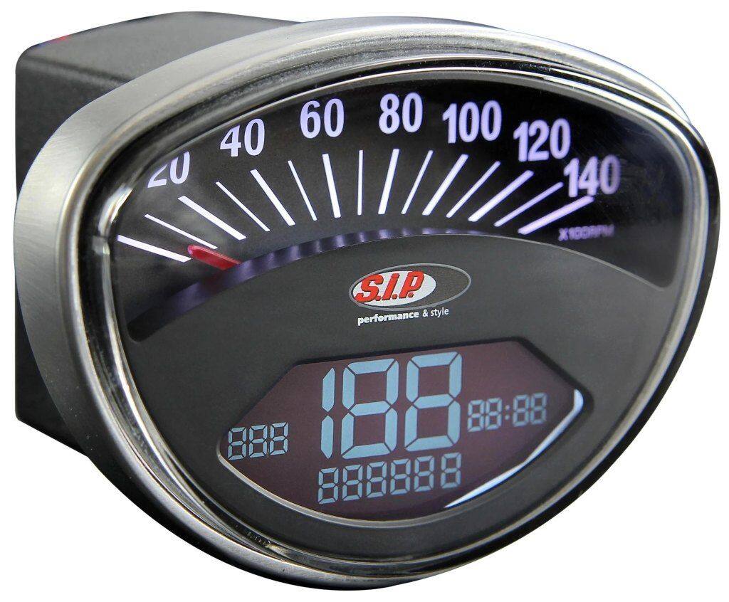 ■商品概要- 140 (km/h/mph)／14.000 (Umin/rpm)フェイス：ブラックホワイトの数字デジタル/アナログ、20 機能グレード1＊ - 一流の修理、非常に魅力的なアクセサリーとして■詳細説明SIP Performance のスピードメーター/レブカウンター2.0は、クラシックなベスパおよびランブレッタモデル用の最新の計器クラスターです。SIP レブカウンターは、2010 年の発売以来、スピードメーター市場に革命をもたらしました。以前は多くの追加計器でのみ可能であった機能が、最大限の控えめな表現で 1 つのデバイスに統合されました。数年が経過し、数え切れないほどのお客様からのリクエストを経て、現在、KOSOと協力して、見る価値のあるアップデートを開発しました。スピードメーター/レブカウンターSIP 2.0。クラシックな外観に最新のテクノロジーを搭載汎用的に適用可能拡張機能とディスプレイさまざまなデザインが利用可能新しいデザインもオリジナルのスピードメーターに強く基づいています。エンジンが作動していない限り、追加機能はほとんど見えません。フェイスプレートは、フォントとkm/h表示の位置、および取り付け寸法に関してオリジナルとほぼ一致しています。取り付けは非常に簡単です。速度は、オリジナルのスピードメーター ケーブルまたは電子スピード センサーのいずれかを介して測定できます。これらのセンサーは交換部品として入手でき、メンテナンスが必要なスピードメーターケーブルを機械的負荷とともに置き換えることができます。スピードメーターには 12 ボルトのオンボード電圧が必要ですが、バッテリーは必要ありません。密閉されたブラック ボックスは、直流と交流の両方で動作します。すべてのデータは内部回路によって確実にバックアップされます。どの 12 V イグニッションがインストールされているかは関係ありません - Speedometer/Rev Counter2.0は、SIP-Vape、Vespatronic、Parmakit、Poliniなどのすべての一般的なイグニッションと互換性があります。VAPE による SIP PERFORMANCE Ignitionと組み合わせて、DCバージョンの回転カウンターをピックアップするために KOSO 信号フィルターを使用するか、 SIP RevCounterは、SIP/VAPE CDI の白いワイヤーに接続する必要があります。タコメーターの点火パルスは、DC の場合は「1」、AC の場合は「6」に設定する必要があります。表示の設定と変更は、目立たないように設置できる小さなプレス ボタンを使用してエレガントに行われます。統合されたプッシュ ボタンを備えた改良型ライト スイッチが多くの車両モデルで利用可能です。これにより、同梱のプレス ボタンと外観が不要になります。スクーターの外観は変わりません。ちょっとしたギミック：スタート時に回転カウンターがセルフテストを実行し、グランプリ気分を味わわせます ;-)2.0 モデルでは、アナログ速度または回転カウンター表示のどちらかを選択できるようになりました。したがって、スピードメーターの針は回転数または速度のいずれかを示します。長距離のツアーの場合、1 日の距離とツアーの距離を区別するために、乗車時間と平均速度を含む2つの個別の距離が表示されるようになりました。総距離も設定可能 - 古いスピードメーターで既に走行したキロメートルも引き継ぐことができます。リザーブインジケーター付きのSIP Fast Flowと合わせて、古いモデルでも燃料計の恩恵を受けることができます。燃料が少なくなると、FUELが点滅します。過電圧保護の強化も追加されました。車両モデルに応じて、異なるダイヤルカラーが用意されています。たとえば、VBBバージョンも利用可能です。ベージュ/ホワイト。日光により漂白されたオリジナルのスピードメーターに非常に近いです。カーボンの外観はスポーティな外観に最適です - モダンで印象的で、パフォーマンスセットアップに最適です。注：抑制されたスパークプラグと抑制されたプラグコネクタを使用することが不可欠です。熱の蓄積が故障につながる可能性があるため、ブラックボックスは狭いハンドルバーには取り付けないでください。アナログ速度表示(モデルによって異なります) 14.000 rpm最大14.000 rpmまでのデジタル速度表示 - 最大値記憶を含むアナログ速度の代替として、最大 140 km/h (または mph) のアナログ速度表示も利用可能になりました最大速度を含む、最大 199 km/h または 140 mph のデジタル速度シリンダーヘッドまたは冷却水用の最大 250。°C または 32-482。°F の温度ゲージスパークプラグ用の温度センサーが付属品に含まれています最高温度の保存時間表示 (V50 Φ。48。mm を除く)総距離 最大 99.999 km/マイル - 調整可能、たとえば古いスピードメーターの測定値を引き継ぐ2 つの個別の距離 (旅行 A と B) 最大 9.999.9 km/マイル...■注意点※取扱説明書が付属する場合は外国語となります。※輸入商材の為、納期が遅れる場合がございます。あらかじめご了承ください。※画像には他の商品が含まれている場合があります。※メーカー都合により商品の仕様変更がある場合がございます。ご了承ください。■適合車種125 CL&ensp;125 CL 年式: 78-&ensp;&ensp;備考: MOTOVESPA 125cc type 9CL engine 2T AC150 CL&ensp;150 CL 年式: 78-&ensp;&ensp;備考: MOTOVESPA 150cc type 9NC engine 2T AC200 DS&ensp;200 DS 年式: 78-&ensp;&ensp;備考: MOTOVESPA 200cc type 9DS engine 2T AC100&ensp;100 年式: 78-90&ensp;&ensp;備考: 100cc type V9B1T engine 2T AC100Sport&ensp;100Sport 年式: 78-90&ensp;&ensp;備考: 100cc type V9B1T engine 2T AC125 GTR&ensp;125 GTR 年式: 68-78&ensp;&ensp;備考: 125cc type VNL2T engine 2T ACSprint 125&ensp;Sprint 125 年式: 61-73&ensp;&ensp;備考: 125cc type VNL1-2 engine 2T AC125GT&ensp;125GT 年式: 61-73&ensp;&ensp;備考: 125cc type VNL1-2 engine 2T AC125 Primavera ET3&ensp;125 Primavera ET3 年式: 76-90&ensp;&ensp;備考: 125cc type VMB1T engine 2T AC125 Primavera&ensp;125 Primavera 年式: 67-83&ensp;&ensp;備考: 125cc type VMA2T engine 2T AC125 Super&ensp;125 Super 年式: 65-69&ensp;&ensp;備考: 125cc type VNC1T engine 2T AC125 TS&ensp;125 TS 年式: 75-78&ensp;&ensp;備考: 125cc type VNL3T engine 2T AC125&ensp;125 年式: 65-67&ensp;&ensp;備考: 125cc type VMA1T engine 2T AC150 Sprint Veloce&ensp;150 Sprint Veloce 年式: 69-79&ensp;&ensp;備考: 150cc type VLB1T engine 2T AC150 Super&ensp;150 Super 年式: 65-79&ensp;&ensp;備考: 150cc type VBC1T engine 2T AC180 Rally&ensp;180 Rally 年式: 68-73&ensp;&ensp;備考: 180cc type VSD1T engine 2T AC200 Rally&ensp;200 Rally 年式: 72-79&ensp;&ensp;備考: 200cc type VSE1T engine 2T AC50 SS／Super Sprint&ensp;50 SS／Super Sprint 年式: 65-71&ensp;&ensp;備考: 50cc type V5SS1T engine 2T AC90 SS Super Sprint&ensp;90 SS Super Sprint 年式: 65-71&ensp;&ensp;備考: 90cc type V9SS1T engine 2T AC