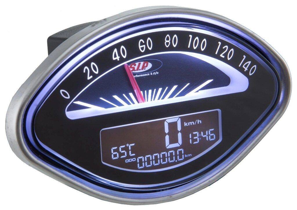 ■商品概要- 140 (km/h/mph)／14.000 (Umin/rpm)シェル型文字盤：ブラック、LCDブラックデジタル/アナログ、20 機能グレード1＊ - 一流の修理、非常に魅力的なアクセサリーとして■詳細説明SIP Performance のスピードメーター/レブカウンター2.0は、クラシックなベスパおよびランブレッタモデル用の最新の計器クラスターです。SIP レブカウンターは、2010 年の発売以来、スピードメーター市場に革命をもたらしました。以前は多くの追加計器でのみ可能であった機能が、最大限の控えめな表現で 1 つのデバイスに統合されました。数年が経過し、数え切れないほどのお客様からのリクエストを経て、現在、KOSOと協力して、見る価値のあるアップデートを開発しました。スピードメーター/レブカウンターSIP 2.0。クラシックな外観に最新のテクノロジーを搭載汎用的に適用可能拡張機能とディスプレイさまざまなデザインが利用可能新しいデザインもオリジナルのスピードメーターに強く基づいています。エンジンが作動していない限り、追加機能はほとんど見えません。フェイスプレートは、フォントとkm/h表示の位置、および取り付け寸法に関してオリジナルとほぼ一致しています。取り付けは非常に簡単です。速度は、オリジナルのスピードメーター ケーブルまたは電子スピード センサーのいずれかを介して測定できます。これらのセンサーは交換部品として入手でき、メンテナンスが必要なスピードメーターケーブルを機械的負荷とともに置き換えることができます。スピードメーターには 12 ボルトのオンボード電圧が必要ですが、バッテリーは必要ありません。密閉されたブラック ボックスは、直流と交流の両方で動作します。すべてのデータは内部回路によって確実にバックアップされます。どの 12 V イグニッションがインストールされているかは関係ありません - Speedometer/Rev Counter2.0は、SIP-Vape、Vespatronic、Parmakit、Poliniなどのすべての一般的なイグニッションと互換性があります。VAPE による SIP PERFORMANCE Ignitionと組み合わせて、DCバージョンの回転カウンターをピックアップするために KOSO 信号フィルターを使用するか、 SIP RevCounterは、SIP/VAPE CDI の白いワイヤーに接続する必要があります。タコメーターの点火パルスは、DC の場合は「1」、AC の場合は「6」に設定する必要があります。表示の設定と変更は、目立たないように設置できる小さなプレス ボタンを使用してエレガントに行われます。統合されたプッシュ ボタンを備えた改良型ライト スイッチが多くの車両モデルで利用可能です。これにより、同梱のプレス ボタンと外観が不要になります。スクーターの外観は変わりません。ちょっとしたギミック：スタート時に回転カウンターがセルフテストを実行し、グランプリ気分を味わわせます ;-)2.0 モデルでは、アナログ速度または回転カウンター表示のどちらかを選択できるようになりました。したがって、スピードメーターの針は回転数または速度のいずれかを示します。長距離のツアーの場合、1 日の距離とツアーの距離を区別するために、乗車時間と平均速度を含む2つの個別の距離が表示されるようになりました。総距離も設定可能 - 古いスピードメーターで既に走行したキロメートルも引き継ぐことができます。リザーブインジケーター付きのSIP Fast Flowと合わせて、古いモデルでも燃料計の恩恵を受けることができます。燃料が少なくなると、FUELが点滅します。過電圧保護の強化も追加されました。車両モデルに応じて、異なるダイヤルカラーが用意されています。たとえば、VBBバージョンも利用可能です。ベージュ/ホワイト。日光により漂白されたオリジナルのスピードメーターに非常に近いです。カーボンの外観はスポーティな外観に最適です - モダンで印象的で、パフォーマンスセットアップに最適です。注：抑制されたスパークプラグと抑制されたプラグコネクタを使用することが不可欠です。熱の蓄積が故障につながる可能性があるため、ブラックボックスは狭いハンドルバーには取り付けないでください。アナログ速度表示(モデルによって異なります) 14.000 rpm最大14.000 rpmまでのデジタル速度表示 - 最大値記憶を含むアナログ速度の代替として、最大 140 km/h (または mph) のアナログ速度表示も利用可能になりました最大速度を含む、最大 199 km/h または 140 mph のデジタル速度シリンダーヘッドまたは冷却水用の最大 250。°C または 32-482。°F の温度ゲージスパークプラグ用の温度センサーが付属品に含まれています最高温度の保存時間表示 (V50 Φ。48。mm を除く)総距離 最大 99.999 km/マイル - 調整可能、たとえば古いスピードメーターの測定値を引き継ぐ2 つの個別の距離 (旅行 A と B) 最大 9.999.9 km/マイル...■注意点※取扱説明書が付属する場合は外国語となります。※輸入商材の為、納期が遅れる場合がございます。あらかじめご了承ください。※画像には他の商品が含まれている場合があります。※メーカー都合により商品の仕様変更がある場合がございます。ご了承ください。■適合車種Chetak&ensp;Chetak 年式: 72-09&ensp;&ensp;備考: 150cc engine 2T AC150 GS&ensp;150 GS 年式: 67&ensp;&ensp;備考: MOTOVESPA 150cc type 04C engine 2T AC&ensp;150 GS 年式: 55-61&ensp;&ensp;備考: 150cc type VS1-5T engine 2T AC150 Sprint&ensp;150 Sprint 年式: 66&ensp;&ensp;備考: MOTOVESPA 150cc type 04C engine 2T AC&ensp;150 Sprint 年式: 65-74&ensp;&ensp;備考: 150cc type VLB1T engine 2T AC150 S&ensp;150 S 年式: 64&ensp;&ensp;備考: MOTOVESPA 150cc type V13502C engine 2TAC160／GT&ensp;160／GT 年式: 68&ensp;&ensp;備考: MOTOVESPA 160cc type 09C engine 2T ACSprint 125&ensp;Sprint 125 年式: 61-73&ensp;&ensp;備考: 125cc type VNL1-2 engine 2T AC125GT&ensp;125GT 年式: 61-73&ensp;&ensp;備考: 125cc type VNL1-2 engine 2T AC125&ensp;125 年式: 60-62&ensp;&ensp;備考: 125cc type VNT1-2 engine 2T AC150 GL Touring (DK)&ensp;150 GL Touring (DK) 年式: 57-58&ensp;&ensp;備考: 150cc type VGLA-B engine 2T AC150 GL&ensp;150 GL 年式: 62-64&ensp;&ensp;備考: 150cc type VLA1T engine 2T AC150&ensp;150 年式: 58-60&ensp;&ensp;備考: 150cc type VBA1T engine 2T AC&ensp;150 年式: 60-67&ensp;&ensp;備考: 150cc type VBB1-2 engine 2T AC160 GS (GS4) (D)&ensp;160 GS (GS4) (D) 年式: 62-64&ensp;&ensp;備考: 160cc type VSB1-2T engine 2T AC180 SS Super Sport&ensp;180 SS Super Sport 年式: 64-68&ensp;&ensp;備考: 180cc type VSC1T engine 2T AC