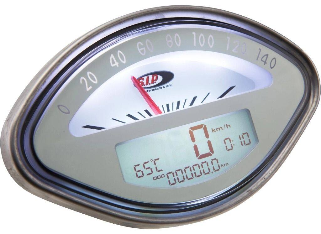 ■商品概要- 140 (km/h/mph)／14.000 (Umin/rpm)シェル型フェイス：ホワイト、液晶ホワイトデジタル/アナログ、20 機能グレード1＊ - 一流の修理、非常に魅力的なアクセサリーとして■詳細説明SIP Performance のスピードメーター/レブカウンター2.0は、クラシックなベスパおよびランブレッタモデル用の最新の計器クラスターです。SIP レブカウンターは、2010 年の発売以来、スピードメーター市場に革命をもたらしました。以前は多くの追加計器でのみ可能であった機能が、最大限の控えめな表現で 1 つのデバイスに統合されました。数年が経過し、数え切れないほどのお客様からのリクエストを経て、現在、KOSOと協力して、見る価値のあるアップデートを開発しました。スピードメーター/レブカウンターSIP 2.0。クラシックな外観に最新のテクノロジーを搭載汎用的に適用可能拡張機能とディスプレイさまざまなデザインが利用可能新しいデザインもオリジナルのスピードメーターに強く基づいています。エンジンが作動していない限り、追加機能はほとんど見えません。フェイスプレートは、フォントとkm/h表示の位置、および取り付け寸法に関してオリジナルとほぼ一致しています。取り付けは非常に簡単です。速度は、オリジナルのスピードメーター ケーブルまたは電子スピード センサーのいずれかを介して測定できます。これらのセンサーは交換部品として入手でき、メンテナンスが必要なスピードメーターケーブルを機械的負荷とともに置き換えることができます。スピードメーターには 12 ボルトのオンボード電圧が必要ですが、バッテリーは必要ありません。密閉されたブラック ボックスは、直流と交流の両方で動作します。すべてのデータは内部回路によって確実にバックアップされます。どの 12 V イグニッションがインストールされているかは関係ありません - Speedometer/Rev Counter2.0は、SIP-Vape、Vespatronic、Parmakit、Poliniなどのすべての一般的なイグニッションと互換性があります。VAPE による SIP PERFORMANCE Ignitionと組み合わせて、DCバージョンの回転カウンターをピックアップするために KOSO 信号フィルターを使用するか、 SIP RevCounterは、SIP/VAPE CDI の白いワイヤーに接続する必要があります。タコメーターの点火パルスは、DC の場合は「1」、AC の場合は「6」に設定する必要があります。表示の設定と変更は、目立たないように設置できる小さなプレス ボタンを使用してエレガントに行われます。統合されたプッシュ ボタンを備えた改良型ライト スイッチが多くの車両モデルで利用可能です。これにより、同梱のプレス ボタンと外観が不要になります。スクーターの外観は変わりません。ちょっとしたギミック：スタート時に回転カウンターがセルフテストを実行し、グランプリ気分を味わわせます ;-)2.0 モデルでは、アナログ速度または回転カウンター表示のどちらかを選択できるようになりました。したがって、スピードメーターの針は回転数または速度のいずれかを示します。長距離のツアーの場合、1 日の距離とツアーの距離を区別するために、乗車時間と平均速度を含む2つの個別の距離が表示されるようになりました。総距離も設定可能 - 古いスピードメーターで既に走行したキロメートルも引き継ぐことができます。リザーブインジケーター付きのSIP Fast Flowと合わせて、古いモデルでも燃料計の恩恵を受けることができます。燃料が少なくなると、FUELが点滅します。過電圧保護の強化も追加されました。車両モデルに応じて、異なるダイヤルカラーが用意されています。たとえば、VBBバージョンも利用可能です。ベージュ/ホワイト。日光により漂白されたオリジナルのスピードメーターに非常に近いです。カーボンの外観はスポーティな外観に最適です - モダンで印象的で、パフォーマンスセットアップに最適です。注：抑制されたスパークプラグと抑制されたプラグコネクタを使用することが不可欠です。熱の蓄積が故障につながる可能性があるため、ブラックボックスは狭いハンドルバーには取り付けないでください。アナログ速度表示(モデルによって異なります) 14.000 rpm最大14.000 rpmまでのデジタル速度表示 - 最大値記憶を含むアナログ速度の代替として、最大 140 km/h (または mph) のアナログ速度表示も利用可能になりました最大速度を含む、最大 199 km/h または 140 mph のデジタル速度シリンダーヘッドまたは冷却水用の最大 250。°C または 32-482。°F の温度ゲージスパークプラグ用の温度センサーが付属品に含まれています最高温度の保存時間表示 (V50 Φ。48。mm を除く)総距離 最大 99.999 km/マイル - 調整可能、たとえば古いスピードメーターの測定値を引き継ぐ2 つの個別の距離 (旅行 A と B) 最大 9.999.9 km/マイル...■注意点※取扱説明書が付属する場合は外国語となります。※輸入商材の為、納期が遅れる場合がございます。あらかじめご了承ください。※画像には他の商品が含まれている場合があります。※メーカー都合により商品の仕様変更がある場合がございます。ご了承ください。■適合車種Chetak&ensp;Chetak 年式: 72-09&ensp;&ensp;備考: 150cc engine 2T AC150 GS&ensp;150 GS 年式: 67&ensp;&ensp;備考: MOTOVESPA 150cc type 04C engine 2T AC&ensp;150 GS 年式: 55-61&ensp;&ensp;備考: 150cc type VS1-5T engine 2T AC150 Sprint&ensp;150 Sprint 年式: 66&ensp;&ensp;備考: MOTOVESPA 150cc type 04C engine 2T AC&ensp;150 Sprint 年式: 65-74&ensp;&ensp;備考: 150cc type VLB1T engine 2T AC150 S&ensp;150 S 年式: 64&ensp;&ensp;備考: MOTOVESPA 150cc type V13502C engine 2TAC160／GT&ensp;160／GT 年式: 68&ensp;&ensp;備考: MOTOVESPA 160cc type 09C engine 2T ACSprint 125&ensp;Sprint 125 年式: 61-73&ensp;&ensp;備考: 125cc type VNL1-2 engine 2T AC125GT&ensp;125GT 年式: 61-73&ensp;&ensp;備考: 125cc type VNL1-2 engine 2T AC125&ensp;125 年式: 60-62&ensp;&ensp;備考: 125cc type VNT1-2 engine 2T AC150 GL Touring (DK)&ensp;150 GL Touring (DK) 年式: 57-58&ensp;&ensp;備考: 150cc type VGLA-B engine 2T AC150 GL&ensp;150 GL 年式: 62-64&ensp;&ensp;備考: 150cc type VLA1T engine 2T AC150&ensp;150 年式: 58-60&ensp;&ensp;備考: 150cc type VBA1T engine 2T AC&ensp;150 年式: 60-67&ensp;&ensp;備考: 150cc type VBB1-2 engine 2T AC160 GS (GS4) (D)&ensp;160 GS (GS4) (D) 年式: 62-64&ensp;&ensp;備考: 160cc type VSB1-2T engine 2T AC180 SS Super Sport&ensp;180 SS Super Sport 年式: 64-68&ensp;&ensp;備考: 180cc type VSC1T engine 2T AC