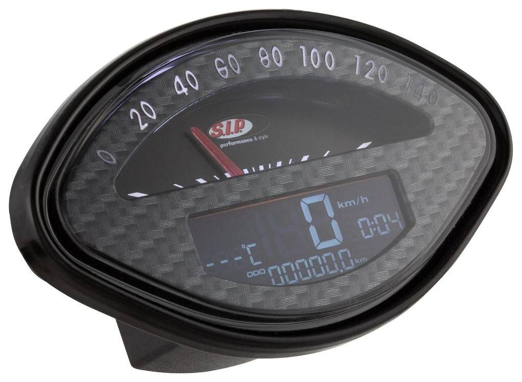 ■商品概要- 140 (km/h/mph)／14.000 (Umin/rpm)文字盤：カーボン調、ブラックLCDデジタル/アナログ、20 機能グレード1＊ - 一流の修理、非常に魅力的なアクセサリーとして■詳細説明SIP Performance のスピードメーター/レブカウンター2.0は、クラシックなベスパおよびランブレッタモデル用の最新の計器クラスターです。SIP レブカウンターは、2010 年の発売以来、スピードメーター市場に革命をもたらしました。以前は多くの追加計器でのみ可能であった機能が、最大限の控えめな表現で 1 つのデバイスに統合されました。数年が経過し、数え切れないほどのお客様からのリクエストを経て、現在、KOSOと協力して、見る価値のあるアップデートを開発しました。スピードメーター/レブカウンターSIP 2.0。クラシックな外観に最新のテクノロジーを搭載汎用的に適用可能拡張機能とディスプレイさまざまなデザインが利用可能新しいデザインもオリジナルのスピードメーターに強く基づいています。エンジンが作動していない限り、追加機能はほとんど見えません。フェイスプレートは、フォントとkm/h表示の位置、および取り付け寸法に関してオリジナルとほぼ一致しています。取り付けは非常に簡単です。速度は、オリジナルのスピードメーター ケーブルまたは電子スピード センサーのいずれかを介して測定できます。これらのセンサーは交換部品として入手でき、メンテナンスが必要なスピードメーターケーブルを機械的負荷とともに置き換えることができます。スピードメーターには 12 ボルトのオンボード電圧が必要ですが、バッテリーは必要ありません。密閉されたブラック ボックスは、直流と交流の両方で動作します。すべてのデータは内部回路によって確実にバックアップされます。どの 12 V イグニッションがインストールされているかは関係ありません - Speedometer/Rev Counter2.0は、SIP-Vape、Vespatronic、Parmakit、Poliniなどのすべての一般的なイグニッションと互換性があります。VAPE による SIP PERFORMANCE Ignitionと組み合わせて、DCバージョンの回転カウンターをピックアップするために KOSO 信号フィルターを使用するか、 SIP RevCounterは、SIP/VAPE CDI の白いワイヤーに接続する必要があります。タコメーターの点火パルスは、DC の場合は「1」、AC の場合は「6」に設定する必要があります。表示の設定と変更は、目立たないように設置できる小さなプレス ボタンを使用してエレガントに行われます。統合されたプッシュ ボタンを備えた改良型ライト スイッチが多くの車両モデルで利用可能です。これにより、同梱のプレス ボタンと外観が不要になります。スクーターの外観は変わりません。ちょっとしたギミック：スタート時に回転カウンターがセルフテストを実行し、グランプリ気分を味わわせます ;-)2.0 モデルでは、アナログ速度または回転カウンター表示のどちらかを選択できるようになりました。したがって、スピードメーターの針は回転数または速度のいずれかを示します。長距離のツアーの場合、1 日の距離とツアーの距離を区別するために、乗車時間と平均速度を含む2つの個別の距離が表示されるようになりました。総距離も設定可能 - 古いスピードメーターで既に走行したキロメートルも引き継ぐことができます。リザーブインジケーター付きのSIP Fast Flowと合わせて、古いモデルでも燃料計の恩恵を受けることができます。燃料が少なくなると、FUELが点滅します。過電圧保護の強化も追加されました。車両モデルに応じて、異なるダイヤルカラーが用意されています。たとえば、VBBバージョンも利用可能です。ベージュ/ホワイト。日光により漂白されたオリジナルのスピードメーターに非常に近いです。カーボンの外観はスポーティな外観に最適です - モダンで印象的で、パフォーマンスセットアップに最適です。注：抑制されたスパークプラグと抑制されたプラグコネクタを使用することが不可欠です。熱の蓄積が故障につながる可能性があるため、ブラックボックスは狭いハンドルバーには取り付けないでください。アナログ速度表示(モデルによって異なります) 14.000 rpm最大14.000 rpmまでのデジタル速度表示 - 最大値記憶を含むアナログ速度の代替として、最大 140 km/h (または mph) のアナログ速度表示も利用可能になりました最大速度を含む、最大 199 km/h または 140 mph のデジタル速度シリンダーヘッドまたは冷却水用の最大 250。°C または 32-482。°F の温度ゲージスパークプラグ用の温度センサーが付属品に含まれています最高温度の保存時間表示 (V50 Φ。48。mm を除く)総距離 最大 99.999 km/マイル - 調整可能、たとえば古いスピードメーターの測定値を引き継ぐ2 つの個別の距離 (旅行 A と B) 最大 9.999.9 km/マイル...■注意点※取扱説明書が付属する場合は外国語となります。※輸入商材の為、納期が遅れる場合がございます。あらかじめご了承ください。※画像には他の商品が含まれている場合があります。※メーカー都合により商品の仕様変更がある場合がございます。ご了承ください。■適合車種Chetak&ensp;Chetak 年式: 72-09&ensp;&ensp;備考: 150cc engine 2T AC150 GS&ensp;150 GS 年式: 67&ensp;&ensp;備考: MOTOVESPA 150cc type 04C engine 2T AC&ensp;150 GS 年式: 55-61&ensp;&ensp;備考: 150cc type VS1-5T engine 2T AC150 Sprint&ensp;150 Sprint 年式: 66&ensp;&ensp;備考: MOTOVESPA 150cc type 04C engine 2T AC&ensp;150 Sprint 年式: 65-74&ensp;&ensp;備考: 150cc type VLB1T engine 2T AC150 S&ensp;150 S 年式: 64&ensp;&ensp;備考: MOTOVESPA 150cc type V13502C engine 2TAC160／GT&ensp;160／GT 年式: 68&ensp;&ensp;備考: MOTOVESPA 160cc type 09C engine 2T ACSprint 125&ensp;Sprint 125 年式: 61-73&ensp;&ensp;備考: 125cc type VNL1-2 engine 2T AC125GT&ensp;125GT 年式: 61-73&ensp;&ensp;備考: 125cc type VNL1-2 engine 2T AC125&ensp;125 年式: 60-62&ensp;&ensp;備考: 125cc type VNT1-2 engine 2T AC150 GL Touring (DK)&ensp;150 GL Touring (DK) 年式: 57-58&ensp;&ensp;備考: 150cc type VGLA-B engine 2T AC150 GL&ensp;150 GL 年式: 62-64&ensp;&ensp;備考: 150cc type VLA1T engine 2T AC150&ensp;150 年式: 58-60&ensp;&ensp;備考: 150cc type VBA1T engine 2T AC&ensp;150 年式: 60-67&ensp;&ensp;備考: 150cc type VBB1-2 engine 2T AC160 GS (GS4) (D)&ensp;160 GS (GS4) (D) 年式: 62-64&ensp;&ensp;備考: 160cc type VSB1-2T engine 2T AC180 SS Super Sport&ensp;180 SS Super Sport 年式: 64-68&ensp;&ensp;備考: 180cc type VSC1T engine 2T AC