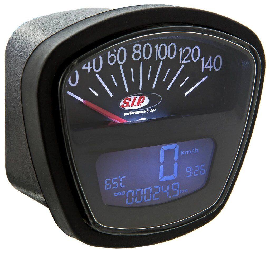 ■商品概要- 140 (km/h/mph)／14.000 (Umin/rpm)文字盤：ブラック、LCDブラック接続部：2，7mmデジタル/アナログ、20 機能グレード1＊ - 一流の修理、非常に魅力的なアクセサリーとして■詳細説明SIP Performance のスピードメーター/レブカウンター2.0は、クラシックなベスパおよびランブレッタモデル用の最新の計器クラスターです。SIP レブカウンターは、2010 年の発売以来、スピードメーター市場に革命をもたらしました。以前は多くの追加計器でのみ可能であった機能が、最大限の控えめな表現で 1 つのデバイスに統合されました。数年が経過し、数え切れないほどのお客様からのリクエストを経て、現在、KOSOと協力して、見る価値のあるアップデートを開発しました。スピードメーター/レブカウンターSIP 2.0。クラシックな外観に最新のテクノロジーを搭載汎用的に適用可能拡張機能とディスプレイさまざまなデザインが利用可能新しいデザインもオリジナルのスピードメーターに強く基づいています。エンジンが作動していない限り、追加機能はほとんど見えません。フェイスプレートは、フォントとkm/h表示の位置、および取り付け寸法に関してオリジナルとほぼ一致しています。取り付けは非常に簡単です。速度は、オリジナルのスピードメーター ケーブルまたは電子スピード センサーのいずれかを介して測定できます。これらのセンサーは交換部品として入手でき、メンテナンスが必要なスピードメーターケーブルを機械的負荷とともに置き換えることができます。スピードメーターには 12 ボルトのオンボード電圧が必要ですが、バッテリーは必要ありません。密閉されたブラック ボックスは、直流と交流の両方で動作します。すべてのデータは内部回路によって確実にバックアップされます。どの 12 V イグニッションがインストールされているかは関係ありません - Speedometer/Rev Counter2.0は、SIP-Vape、Vespatronic、Parmakit、Poliniなどのすべての一般的なイグニッションと互換性があります。VAPE による SIP PERFORMANCE Ignitionと組み合わせて、DCバージョンの回転カウンターをピックアップするために KOSO 信号フィルターを使用するか、 SIP RevCounterは、SIP/VAPE CDI の白いワイヤーに接続する必要があります。タコメーターの点火パルスは、DC の場合は「1」、AC の場合は「6」に設定する必要があります。表示の設定と変更は、目立たないように設置できる小さなプレス ボタンを使用してエレガントに行われます。統合されたプッシュ ボタンを備えた改良型ライト スイッチが多くの車両モデルで利用可能です。これにより、同梱のプレス ボタンと外観が不要になります。スクーターの外観は変わりません。ちょっとしたギミック：スタート時に回転カウンターがセルフテストを実行し、グランプリ気分を味わわせます ;-)2.0 モデルでは、アナログ速度または回転カウンター表示のどちらかを選択できるようになりました。したがって、スピードメーターの針は回転数または速度のいずれかを示します。長距離のツアーの場合、1 日の距離とツアーの距離を区別するために、乗車時間と平均速度を含む2つの個別の距離が表示されるようになりました。総距離も設定可能 - 古いスピードメーターで既に走行したキロメートルも引き継ぐことができます。リザーブインジケーター付きのSIP Fast Flowと合わせて、古いモデルでも燃料計の恩恵を受けることができます。燃料が少なくなると、FUELが点滅します。過電圧保護の強化も追加されました。車両モデルに応じて、異なるダイヤルカラーが用意されています。たとえば、VBBバージョンも利用可能です。ベージュ/ホワイト。日光により漂白されたオリジナルのスピードメーターに非常に近いです。カーボンの外観はスポーティな外観に最適です - モダンで印象的で、パフォーマンスセットアップに最適です。注：抑制されたスパークプラグと抑制されたプラグコネクタを使用することが不可欠です。熱の蓄積が故障につながる可能性があるため、ブラックボックスは狭いハンドルバーには取り付けないでください。アナログ速度表示(モデルによって異なります) 14.000 rpm最大14.000 rpmまでのデジタル速度表示 - 最大値記憶を含むアナログ速度の代替として、最大 140 km/h (または mph) のアナログ速度表示も利用可能になりました最大速度を含む、最大 199 km/h または 140 mph のデジタル速度シリンダーヘッドまたは冷却水用の最大 250。°C または 32-482。°F の温度ゲージスパークプラグ用の温度センサーが付属品に含まれています最高温度の保存時間表示 (V50 Φ。48。mm を除く)総距離 最大 99.999 km/マイル - 調整可能、たとえば古いスピードメーターの測定値を引き継ぐ2 つの個別の距離 (旅行 A と B) 最大 9.999.9 km/マイル...■注意点※取扱説明書が付属する場合は外国語となります。※輸入商材の為、納期が遅れる場合がございます。あらかじめご了承ください。※画像には他の商品が含まれている場合があります。※メーカー都合により商品の仕様変更がある場合がございます。ご了承ください。■適合車種DL／GP 125&ensp;DL／GP 125 年式: 69-71&ensp;&ensp;備考: 125cc type 22/1 engine 2T ACDL／GP 150&ensp;DL／GP 150 年式: 69-71&ensp;&ensp;備考: 150cc type 22/0 engine 2T ACDL／GP 200&ensp;DL／GP 200 年式: 69-71&ensp;&ensp;備考: 200cc type 22/2 engine 2T ACEIBAR Jet 200&ensp;EIBAR Jet 200 年式: 66-82&ensp;&ensp;備考: 200cc type SX200 engine 2T ACEIBAR LI 125 Serie 2&ensp;EIBAR LI 125 Serie 2 年式: 62-65&ensp;&ensp;備考: 125cc type 125LI engine 2T ACEIBAR LI 150 Serie 2&ensp;EIBAR LI 150 Serie 2 年式: 60-66&ensp;&ensp;備考: 150cc type 150LI engine 2T ACEIBAR Scooterlinea／LI3°／Special&ensp;EIBAR Scooterlinea／LI3°／Special 年式: 65-79&ensp;&ensp;備考: 150cc type LI150 engine 2T ACEIBAR Scooterlinea／LI3°&ensp;EIBAR Scooterlinea／LI3° 年式: 65-79&ensp;&ensp;備考: 125cc type LI125 engine 2T ACEIBAR Serie 80／Exclusiv&ensp;EIBAR Serie 80／Exclusiv 年式: 80-83&ensp;&ensp;備考: 150cc type LI150 engine 2T AC&ensp;EIBAR Serie 80／Exclusiv 年式: 80-83&ensp;&ensp;備考: 200cc type SX200 engine 2T AC&ensp;EIBAR Serie 80／Exclusiv 年式: 82&ensp;&ensp;備考: 125cc type LI125 engine 2T ACGP 150 SIL&ensp;GP 150 SIL&ensp;&ensp;備考: 150cc type 22/0 engine 2T ACGP 200 SIL&ensp;GP 200 SIL&ensp;&ensp;備考: 200cc type 22/2 engine 2T ACLI 125 Serie 1&ensp;LI 125 Serie 1 年式: 58-59&ensp;&ensp;備考: 125cc type 125LI engine 2T ACLI 125 Serie 2&ensp;LI 125 Serie 2 年式: 59-61&ensp;&ensp;備考: 125cc type 125LI engine 2T ACLI 125 Serie 3&ensp;LI 125 Serie 3 年式: 61-67&ensp;&ensp;備考: 125cc type 125LI3 engine 2T ACLI 125 Serie 4&ensp;LI 125 Serie 4&ensp;&ensp;備考: 125cc type 125LI4 engine 2T ACLI 125 Special Serie 3／LiS&ensp;LI 125 Special Serie 3／LiS 年式: 65-69&ensp;&ensp;備考: 125cc type 125LIS engine 2T ACLI 150 Serie 1&ensp;LI 150 Serie 1 年式: 58-59&ensp;&ensp;備考: 150cc type 150LI engine 2T AC...