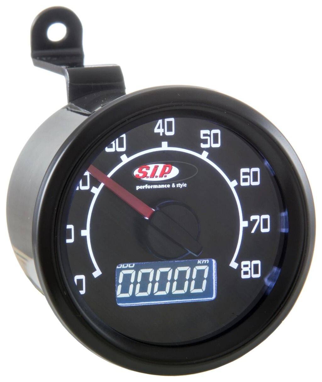 ■商品概要- 80 (km/h/mph)／8.000 (Umin/rpm)Φ48mm文字盤：ブラック、LCDブラックデジタル/アナログ、19 の機能グレード1＊ - 高品質補修用／チューニングエンジン用■詳細説明SIP Performance のスピードメーター/レブカウンター2.0は、クラシックなベスパおよびランブレッタモデル用の最新の計器クラスターです。SIP レブカウンターは、2010 年の発売以来、スピードメーター市場に革命をもたらしました。以前は多くの追加計器でのみ可能であった機能が、最大限の控えめな表現で 1 つのデバイスに統合されました。数年が経過し、数え切れないほどのお客様からのリクエストを経て、現在、KOSOと協力して、見る価値のあるアップデートを開発しました。スピードメーター/レブカウンターSIP 2.0。クラシックな外観に最新のテクノロジーを搭載汎用的に適用可能拡張機能とディスプレイさまざまなデザインが利用可能新しいデザインもオリジナルのスピードメーターに強く基づいています。エンジンが作動していない限り、追加機能はほとんど見えません。フェイスプレートは、フォントとkm/h表示の位置、および取り付け寸法に関してオリジナルとほぼ一致しています。取り付けは非常に簡単です。速度は、オリジナルのスピードメーター ケーブルまたは電子スピード センサーのいずれかを介して測定できます。これらのセンサーは交換部品として入手でき、メンテナンスが必要なスピードメーターケーブルを機械的負荷とともに置き換えることができます。スピードメーターには 12 ボルトのオンボード電圧が必要ですが、バッテリーは必要ありません。密閉されたブラック ボックスは、直流と交流の両方で動作します。すべてのデータは内部回路によって確実にバックアップされます。どの 12 V イグニッションがインストールされているかは関係ありません - Speedometer/Rev Counter2.0は、SIP-Vape、Vespatronic、Parmakit、Poliniなどのすべての一般的なイグニッションと互換性があります。VAPE による SIP PERFORMANCE Ignitionと組み合わせて、DCバージョンの回転カウンターをピックアップするために KOSO 信号フィルターを使用するか、 SIP RevCounterは、SIP/VAPE CDI の白いワイヤーに接続する必要があります。タコメーターの点火パルスは、DC の場合は「1」、AC の場合は「6」に設定する必要があります。表示の設定と変更は、目立たないように設置できる小さなプレス ボタンを使用してエレガントに行われます。統合されたプッシュ ボタンを備えた改良型ライト スイッチが多くの車両モデルで利用可能です。これにより、同梱のプレス ボタンと外観が不要になります。スクーターの外観は変わりません。ちょっとしたギミック：スタート時に回転カウンターがセルフテストを実行し、グランプリ気分を味わわせます ;-)2.0 モデルでは、アナログ速度または回転カウンター表示のどちらかを選択できるようになりました。したがって、スピードメーターの針は回転数または速度のいずれかを示します。長距離のツアーの場合、1 日の距離とツアーの距離を区別するために、乗車時間と平均速度を含む2つの個別の距離が表示されるようになりました。総距離も設定可能 - 古いスピードメーターで既に走行したキロメートルも引き継ぐことができます。リザーブインジケーター付きのSIP Fast Flowと合わせて、古いモデルでも燃料計の恩恵を受けることができます。燃料が少なくなると、FUELが点滅します。過電圧保護の強化も追加されました。車両モデルに応じて、異なるダイヤルカラーが用意されています。たとえば、VBBバージョンも利用可能です。ベージュ/ホワイト。日光により漂白されたオリジナルのスピードメーターに非常に近いです。カーボンの外観はスポーティな外観に最適です - モダンで印象的で、パフォーマンスセットアップに最適です。注：抑制されたスパークプラグと抑制されたプラグコネクタを使用することが不可欠です。熱の蓄積が故障につながる可能性があるため、ブラックボックスは狭いハンドルバーには取り付けないでください。アナログ速度表示(モデルによって異なります) 14.000 rpm最大14.000 rpmまでのデジタル速度表示 - 最大値記憶を含むアナログ速度の代替として、最大 140 km/h (または mph) のアナログ速度表示も利用可能になりました最大速度を含む、最大 199 km/h または 140 mph のデジタル速度シリンダーヘッドまたは冷却水用の最大 250。°C または 32-482。°F の温度ゲージスパークプラグ用の温度センサーが付属品に含まれています最高温度の保存時間表示 (V50 Φ。48。mm を除く)総距離 最大 99.999 km/マイル - 調整可能、たとえば古いスピードメーターの測定値を引き継ぐ2 つの個別の距離 (旅行 A と B) 最大 9.999.9 km/マイル...■注意点※取扱説明書が付属する場合は外国語となります。※輸入商材の為、納期が遅れる場合がございます。あらかじめご了承ください。※画像には他の商品が含まれている場合があります。※メーカー都合により商品の仕様変更がある場合がございます。ご了承ください。■適合車種100&ensp;100 年式: 78-90&ensp;&ensp;備考: 100cc type V9B1T engine 2T AC100Sport&ensp;100Sport 年式: 78-90&ensp;&ensp;備考: 100cc type V9B1T engine 2T AC50 L&ensp;50 L 年式: 66-70&ensp;&ensp;備考: 50cc type V5A1T engine 2T AC50 Revival&ensp;50 Revival 年式: 90-&ensp;&ensp;備考: 50cc type V5R1T engine 2T AC50 R&ensp;50 R 年式: 69-83&ensp;&ensp;備考: 50cc type V5A1T engine 2T AC50 SR／Sprinter&ensp;50 SR／Sprinter 年式: 71-79&ensp;&ensp;備考: 50cc type V5SS2T engine 2T AC50 S&ensp;50 S 年式: 63-84&ensp;&ensp;備考: 50cc type V5SA1T engine 2T AC50／N&ensp;50／N 年式: 63-71&ensp;&ensp;備考: 50cc type V5A1T engine 2T AC90 Racer&ensp;90 Racer 年式: 71-74&ensp;&ensp;備考: 90cc type V9SS2T engine 2T AC90&ensp;90 年式: 63-84&ensp;&ensp;備考: 90cc type V9A1T engine 2T AC