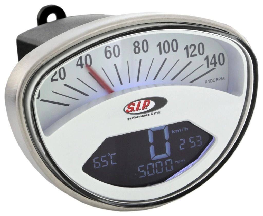 ■商品概要- 140 (km/h/mph)／14.000 (Umin/rpm)文字盤：ホワイトブラックの数字リング：ステンレスデジタル/アナログ、20 機能グレード1＊ - 一流の修理、非常に魅力的なアクセサリーとして■詳細説明SIP Performance のスピードメーター/レブカウンター2.0は、クラシックなベスパおよびランブレッタモデル用の最新の計器クラスターです。SIP レブカウンターは、2010 年の発売以来、スピードメーター市場に革命をもたらしました。以前は多くの追加計器でのみ可能であった機能が、最大限の控えめな表現で 1 つのデバイスに統合されました。数年が経過し、数え切れないほどのお客様からのリクエストを経て、現在、KOSOと協力して、見る価値のあるアップデートを開発しました。スピードメーター/レブカウンターSIP 2.0。クラシックな外観に最新のテクノロジーを搭載汎用的に適用可能拡張機能とディスプレイさまざまなデザインが利用可能新しいデザインもオリジナルのスピードメーターに強く基づいています。エンジンが作動していない限り、追加機能はほとんど見えません。フェイスプレートは、フォントとkm/h表示の位置、および取り付け寸法に関してオリジナルとほぼ一致しています。取り付けは非常に簡単です。速度は、オリジナルのスピードメーター ケーブルまたは電子スピード センサーのいずれかを介して測定できます。これらのセンサーは交換部品として入手でき、メンテナンスが必要なスピードメーターケーブルを機械的負荷とともに置き換えることができます。スピードメーターには 12 ボルトのオンボード電圧が必要ですが、バッテリーは必要ありません。密閉されたブラック ボックスは、直流と交流の両方で動作します。すべてのデータは内部回路によって確実にバックアップされます。どの 12 V イグニッションがインストールされているかは関係ありません - Speedometer/Rev Counter2.0は、SIP-Vape、Vespatronic、Parmakit、Poliniなどのすべての一般的なイグニッションと互換性があります。VAPE による SIP PERFORMANCE Ignitionと組み合わせて、DCバージョンの回転カウンターをピックアップするために KOSO 信号フィルターを使用するか、 SIP RevCounterは、SIP/VAPE CDI の白いワイヤーに接続する必要があります。タコメーターの点火パルスは、DC の場合は「1」、AC の場合は「6」に設定する必要があります。表示の設定と変更は、目立たないように設置できる小さなプレス ボタンを使用してエレガントに行われます。統合されたプッシュ ボタンを備えた改良型ライト スイッチが多くの車両モデルで利用可能です。これにより、同梱のプレス ボタンと外観が不要になります。スクーターの外観は変わりません。ちょっとしたギミック：スタート時に回転カウンターがセルフテストを実行し、グランプリ気分を味わわせます ;-)2.0 モデルでは、アナログ速度または回転カウンター表示のどちらかを選択できるようになりました。したがって、スピードメーターの針は回転数または速度のいずれかを示します。長距離のツアーの場合、1 日の距離とツアーの距離を区別するために、乗車時間と平均速度を含む2つの個別の距離が表示されるようになりました。総距離も設定可能 - 古いスピードメーターで既に走行したキロメートルも引き継ぐことができます。リザーブインジケーター付きのSIP Fast Flowと合わせて、古いモデルでも燃料計の恩恵を受けることができます。燃料が少なくなると、FUELが点滅します。過電圧保護の強化も追加されました。車両モデルに応じて、異なるダイヤルカラーが用意されています。たとえば、VBBバージョンも利用可能です。ベージュ/ホワイト。日光により漂白されたオリジナルのスピードメーターに非常に近いです。カーボンの外観はスポーティな外観に最適です - モダンで印象的で、パフォーマンスセットアップに最適です。注：抑制されたスパークプラグと抑制されたプラグコネクタを使用することが不可欠です。熱の蓄積が故障につながる可能性があるため、ブラックボックスは狭いハンドルバーには取り付けないでください。アナログ速度表示(モデルによって異なります) 14.000 rpm最大14.000 rpmまでのデジタル速度表示 - 最大値記憶を含むアナログ速度の代替として、最大 140 km/h (または mph) のアナログ速度表示も利用可能になりました最大速度を含む、最大 199 km/h または 140 mph のデジタル速度シリンダーヘッドまたは冷却水用の最大 250。°C または 32-482。°F の温度ゲージスパークプラグ用の温度センサーが付属品に含まれています最高温度の保存時間表示 (V50 Φ。48。mm を除く)総距離 最大 99.999 km/マイル - 調整可能、たとえば古いスピードメーターの測定値を引き継ぐ2 つの個別の距離 (旅行 A と B) 最大 9.999.9 km/マイル...■注意点※取扱説明書が付属する場合は外国語となります。※輸入商材の為、納期が遅れる場合がございます。あらかじめご了承ください。※画像には他の商品が含まれている場合があります。※メーカー都合により商品の仕様変更がある場合がございます。ご了承ください。■適合車種125 CL&ensp;125 CL 年式: 78-&ensp;&ensp;備考: MOTOVESPA 125cc type 9CL engine 2T AC150 CL&ensp;150 CL 年式: 78-&ensp;&ensp;備考: MOTOVESPA 150cc type 9NC engine 2T AC200 DS&ensp;200 DS 年式: 78-&ensp;&ensp;備考: MOTOVESPA 200cc type 9DS engine 2T AC100&ensp;100 年式: 78-90&ensp;&ensp;備考: 100cc type V9B1T engine 2T AC100Sport&ensp;100Sport 年式: 78-90&ensp;&ensp;備考: 100cc type V9B1T engine 2T AC125 GTR&ensp;125 GTR 年式: 68-78&ensp;&ensp;備考: 125cc type VNL2T engine 2T ACSprint 125&ensp;Sprint 125 年式: 61-73&ensp;&ensp;備考: 125cc type VNL1-2 engine 2T AC125GT&ensp;125GT 年式: 61-73&ensp;&ensp;備考: 125cc type VNL1-2 engine 2T AC125 Primavera ET3&ensp;125 Primavera ET3 年式: 76-90&ensp;&ensp;備考: 125cc type VMB1T engine 2T AC125 Primavera&ensp;125 Primavera 年式: 67-83&ensp;&ensp;備考: 125cc type VMA2T engine 2T AC125 Super&ensp;125 Super 年式: 65-69&ensp;&ensp;備考: 125cc type VNC1T engine 2T AC125 TS&ensp;125 TS 年式: 75-78&ensp;&ensp;備考: 125cc type VNL3T engine 2T AC125&ensp;125 年式: 65-67&ensp;&ensp;備考: 125cc type VMA1T engine 2T AC150 Sprint Veloce&ensp;150 Sprint Veloce 年式: 69-79&ensp;&ensp;備考: 150cc type VLB1T engine 2T AC150 Super&ensp;150 Super 年式: 65-79&ensp;&ensp;備考: 150cc type VBC1T engine 2T AC180 Rally&ensp;180 Rally 年式: 68-73&ensp;&ensp;備考: 180cc type VSD1T engine 2T AC200 Rally&ensp;200 Rally 年式: 72-79&ensp;&ensp;備考: 200cc type VSE1T engine 2T AC50 SS／Super Sprint&ensp;50 SS／Super Sprint 年式: 65-71&ensp;&ensp;備考: 50cc type V5SS1T engine 2T AC90 SS Super Sprint&ensp;90 SS Super Sprint 年式: 65-71&ensp;&ensp;備考: 90cc type V9SS1T engine 2T AC