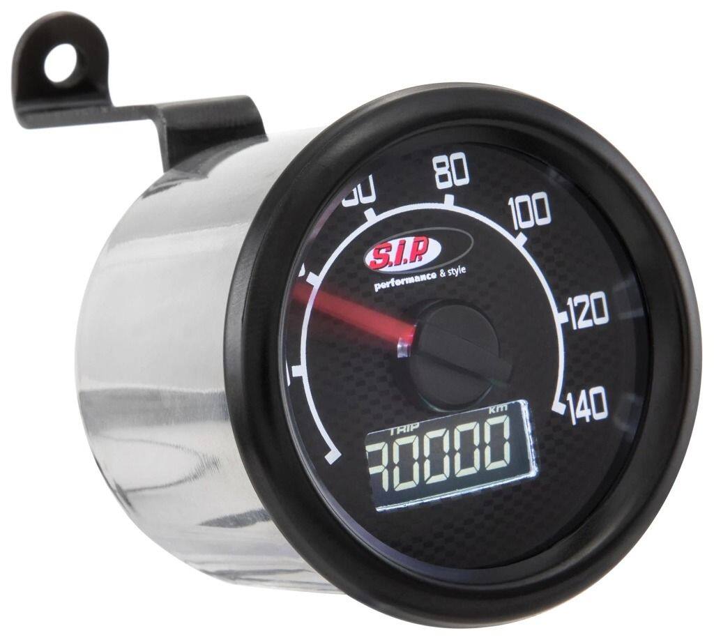 ■商品概要- 140 (km/h/mph)／14.000 (Umin/rpm)ラウンドΦ48mmフェイス：カーボン調デジタル/アナログ、19 の機能グレード1＊ - 高品質補修用／チューニングエンジン用■詳細説明SIP Performance のスピードメーター/レブカウンター2.0は、クラシックなベスパおよびランブレッタモデル用の最新の計器クラスターです。SIP レブカウンターは、2010 年の発売以来、スピードメーター市場に革命をもたらしました。以前は多くの追加計器でのみ可能であった機能が、最大限の控えめな表現で 1 つのデバイスに統合されました。数年が経過し、数え切れないほどのお客様からのリクエストを経て、現在、KOSOと協力して、見る価値のあるアップデートを開発しました。スピードメーター/レブカウンターSIP 2.0。クラシックな外観に最新のテクノロジーを搭載汎用的に適用可能拡張機能とディスプレイさまざまなデザインが利用可能新しいデザインもオリジナルのスピードメーターに強く基づいています。エンジンが作動していない限り、追加機能はほとんど見えません。フェイスプレートは、フォントとkm/h表示の位置、および取り付け寸法に関してオリジナルとほぼ一致しています。取り付けは非常に簡単です。速度は、オリジナルのスピードメーター ケーブルまたは電子スピード センサーのいずれかを介して測定できます。これらのセンサーは交換部品として入手でき、メンテナンスが必要なスピードメーターケーブルを機械的負荷とともに置き換えることができます。スピードメーターには 12 ボルトのオンボード電圧が必要ですが、バッテリーは必要ありません。密閉されたブラック ボックスは、直流と交流の両方で動作します。すべてのデータは内部回路によって確実にバックアップされます。どの 12 V イグニッションがインストールされているかは関係ありません - Speedometer/Rev Counter2.0は、SIP-Vape、Vespatronic、Parmakit、Poliniなどのすべての一般的なイグニッションと互換性があります。VAPE による SIP PERFORMANCE Ignitionと組み合わせて、DCバージョンの回転カウンターをピックアップするために KOSO 信号フィルターを使用するか、 SIP RevCounterは、SIP/VAPE CDI の白いワイヤーに接続する必要があります。タコメーターの点火パルスは、DC の場合は「1」、AC の場合は「6」に設定する必要があります。表示の設定と変更は、目立たないように設置できる小さなプレス ボタンを使用してエレガントに行われます。統合されたプッシュ ボタンを備えた改良型ライト スイッチが多くの車両モデルで利用可能です。これにより、同梱のプレス ボタンと外観が不要になります。スクーターの外観は変わりません。ちょっとしたギミック：スタート時に回転カウンターがセルフテストを実行し、グランプリ気分を味わわせます ;-)2.0 モデルでは、アナログ速度または回転カウンター表示のどちらかを選択できるようになりました。したがって、スピードメーターの針は回転数または速度のいずれかを示します。長距離のツアーの場合、1 日の距離とツアーの距離を区別するために、乗車時間と平均速度を含む2つの個別の距離が表示されるようになりました。総距離も設定可能 - 古いスピードメーターで既に走行したキロメートルも引き継ぐことができます。リザーブインジケーター付きのSIP Fast Flowと合わせて、古いモデルでも燃料計の恩恵を受けることができます。燃料が少なくなると、FUELが点滅します。過電圧保護の強化も追加されました。車両モデルに応じて、異なるダイヤルカラーが用意されています。たとえば、VBBバージョンも利用可能です。ベージュ/ホワイト。日光により漂白されたオリジナルのスピードメーターに非常に近いです。カーボンの外観はスポーティな外観に最適です - モダンで印象的で、パフォーマンスセットアップに最適です。注：抑制されたスパークプラグと抑制されたプラグコネクタを使用することが不可欠です。熱の蓄積が故障につながる可能性があるため、ブラックボックスは狭いハンドルバーには取り付けないでください。アナログ速度表示(モデルによって異なります) 14.000 rpm最大14.000 rpmまでのデジタル速度表示 - 最大値記憶を含むアナログ速度の代替として、最大 140 km/h (または mph) のアナログ速度表示も利用可能になりました最大速度を含む、最大 199 km/h または 140 mph のデジタル速度シリンダーヘッドまたは冷却水用の最大 250。°C または 32-482。°F の温度ゲージスパークプラグ用の温度センサーが付属品に含まれています最高温度の保存時間表示 (V50 Φ。48。mm を除く)総距離 最大 99.999 km/マイル - 調整可能、たとえば古いスピードメーターの測定値を引き継ぐ2 つの個別の距離 (旅行 A と B) 最大 9.999.9 km/マイル...■注意点※取扱説明書が付属する場合は外国語となります。※輸入商材の為、納期が遅れる場合がございます。あらかじめご了承ください。※画像には他の商品が含まれている場合があります。※メーカー都合により商品の仕様変更がある場合がございます。ご了承ください。■適合車種100&ensp;100 年式: 78-90&ensp;&ensp;備考: 100cc type V9B1T engine 2T AC100Sport&ensp;100Sport 年式: 78-90&ensp;&ensp;備考: 100cc type V9B1T engine 2T AC50 L&ensp;50 L 年式: 66-70&ensp;&ensp;備考: 50cc type V5A1T engine 2T AC50 Revival&ensp;50 Revival 年式: 90-&ensp;&ensp;備考: 50cc type V5R1T engine 2T AC50 R&ensp;50 R 年式: 69-83&ensp;&ensp;備考: 50cc type V5A1T engine 2T AC50 SR／Sprinter&ensp;50 SR／Sprinter 年式: 71-79&ensp;&ensp;備考: 50cc type V5SS2T engine 2T AC50 S&ensp;50 S 年式: 63-84&ensp;&ensp;備考: 50cc type V5SA1T engine 2T AC50／N&ensp;50／N 年式: 63-71&ensp;&ensp;備考: 50cc type V5A1T engine 2T AC90 Racer&ensp;90 Racer 年式: 71-74&ensp;&ensp;備考: 90cc type V9SS2T engine 2T AC90&ensp;90 年式: 63-84&ensp;&ensp;備考: 90cc type V9A1T engine 2T AC