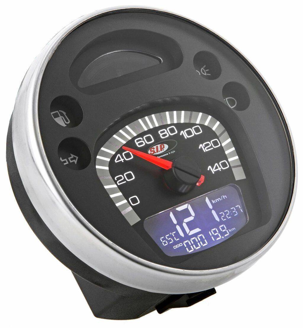 ■商品概要- 140 (km/h/mph)／14.000 (Umin/rpm)フェイス：ブラックホワイトの数字リング：ステンレスデジタル/アナログ、24 機能チューニングエンジンおよびAAランク - 一流の修理用■詳細説明SIP Performance のスピードメーター/レブカウンター2.0は、クラシックなベスパおよびランブレッタモデル用の最新の計器クラスターです。SIP レブカウンターは、2010 年の発売以来、スピードメーター市場に革命をもたらしました。以前は多くの追加計器でのみ可能であった機能が、最大限の控えめな表現で 1 つのデバイスに統合されました。数年が経過し、数え切れないほどのお客様からのリクエストを経て、現在、KOSOと協力して、見る価値のあるアップデートを開発しました。スピードメーター/レブカウンターSIP 2.0。クラシックな外観に最新のテクノロジーを搭載汎用的に適用可能拡張機能とディスプレイさまざまなデザインが利用可能新しいデザインもオリジナルのスピードメーターに強く基づいています。エンジンが作動していない限り、追加機能はほとんど見えません。フェイスプレートは、フォントとkm/h表示の位置、および取り付け寸法に関してオリジナルとほぼ一致しています。取り付けは非常に簡単です。速度は、オリジナルのスピードメーター ケーブルまたは電子スピード センサーのいずれかを介して測定できます。これらのセンサーは交換部品として入手でき、メンテナンスが必要なスピードメーターケーブルを機械的負荷とともに置き換えることができます。スピードメーターには 12 ボルトのオンボード電圧が必要ですが、バッテリーは必要ありません。密閉されたブラック ボックスは、直流と交流の両方で動作します。すべてのデータは内部回路によって確実にバックアップされます。どの 12 V イグニッションがインストールされているかは関係ありません - Speedometer/Rev Counter2.0は、SIP-Vape、Vespatronic、Parmakit、Poliniなどのすべての一般的なイグニッションと互換性があります。VAPE による SIP PERFORMANCE Ignitionと組み合わせて、DCバージョンの回転カウンターをピックアップするために KOSO 信号フィルターを使用するか、 SIP RevCounterは、SIP/VAPE CDI の白いワイヤーに接続する必要があります。タコメーターの点火パルスは、DC の場合は「1」、AC の場合は「6」に設定する必要があります。表示の設定と変更は、目立たないように設置できる小さなプレス ボタンを使用してエレガントに行われます。統合されたプッシュ ボタンを備えた改良型ライト スイッチが多くの車両モデルで利用可能です。これにより、同梱のプレス ボタンと外観が不要になります。スクーターの外観は変わりません。ちょっとしたギミック：スタート時に回転カウンターがセルフテストを実行し、グランプリ気分を味わわせます ;-)2.0 モデルでは、アナログ速度または回転カウンター表示のどちらかを選択できるようになりました。したがって、スピードメーターの針は回転数または速度のいずれかを示します。長距離のツアーの場合、1 日の距離とツアーの距離を区別するために、乗車時間と平均速度を含む2つの個別の距離が表示されるようになりました。総距離も設定可能 - 古いスピードメーターで既に走行したキロメートルも引き継ぐことができます。リザーブインジケーター付きのSIP Fast Flowと合わせて、古いモデルでも燃料計の恩恵を受けることができます。燃料が少なくなると、FUELが点滅します。過電圧保護の強化も追加されました。車両モデルに応じて、異なるダイヤルカラーが用意されています。たとえば、VBBバージョンも利用可能です。ベージュ/ホワイト。日光により漂白されたオリジナルのスピードメーターに非常に近いです。カーボンの外観はスポーティな外観に最適です - モダンで印象的で、パフォーマンスセットアップに最適です。注：抑制されたスパークプラグと抑制されたプラグコネクタを使用することが不可欠です。熱の蓄積が故障につながる可能性があるため、ブラックボックスは狭いハンドルバーには取り付けないでください。アナログ速度表示(モデルによって異なります) 14.000 rpm最大14.000 rpmまでのデジタル速度表示 - 最大値記憶を含むアナログ速度の代替として、最大 140 km/h (または mph) のアナログ速度表示も利用可能になりました最大速度を含む、最大 199 km/h または 140 mph のデジタル速度シリンダーヘッドまたは冷却水用の最大 250。°C または 32-482。°F の温度ゲージスパークプラグ用の温度センサーが付属品に含まれています最高温度の保存時間表示 (V50 Φ。48。mm を除く)総距離 最大 99.999 km/マイル - 調整可能、たとえば古いスピードメーターの測定値を引き継ぐ2 つの個別の距離 (旅行 A と B) 最大 9.999.9 km/マイル...■注意点※取扱説明書が付属する場合は外国語となります。※輸入商材の為、納期が遅れる場合がございます。あらかじめご了承ください。※画像には他の商品が含まれている場合があります。※メーカー都合により商品の仕様変更がある場合がございます。ご了承ください。■適合車種Star 125 2T／DLX／Via Toscana／Deluxe&ensp;Star 125 2T／DLX／Via Toscana／Deluxe&ensp;&ensp;備考: 125cc engine 2T ACStar 125 4T Automatica／Deluxe／II CVT／Stella Automatic&ensp;Star 125 4T Automatica／Deluxe／II CVT／Stella Automatic&ensp;&ensp;備考: 125cc engine 4T ACStar 125 4T／Deluxe 125 4S／Speedy／Stella&ensp;Star 125 4T／Deluxe 125 4S／Speedy／Stella&ensp;&ensp;備考: 125cc engine 4T ACStar 150 2T／DLX／Via Toscana／Star／Stella／Belladonna RV&ensp;Star 150 2T／DLX／Via Toscana／Star／Stella／Belladonna RV&ensp;&ensp;備考: 150cc engine 2T ACStar 150 4T／Deluxe 150 4S／Speedy／Stella&ensp;Star 150 4T／Deluxe 150 4S／Speedy／Stella&ensp;&ensp;備考: 150cc engine 4T ACStar 200 4T／Deluxe 4S&ensp;Star 200 4T／Deluxe 4S 年式: 12&ensp;&ensp;備考: 200cc engine 4T ACStar Lite 125 4T Automatica／CVT&ensp;Star Lite 125 4T Automatica／CVT 年式: 15-&ensp;&ensp;備考: 125cc engine 4T AC