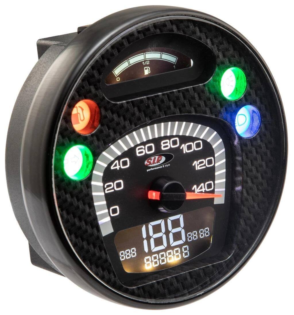 ■商品概要- 140 (km/h/mph)／14.000 (Umin/rpm)フェイス：カーボン調/ブラックホワイトの数字リング：ブラックマットデジタル/アナログ、24 機能チューニングエンジンおよびAAランク - 一流の修理用■詳細説明SIP Performance のスピードメーター/レブカウンター2.0は、クラシックなベスパおよびランブレッタモデル用の最新の計器クラスターです。SIP レブカウンターは、2010 年の発売以来、スピードメーター市場に革命をもたらしました。以前は多くの追加計器でのみ可能であった機能が、最大限の控えめな表現で 1 つのデバイスに統合されました。数年が経過し、数え切れないほどのお客様からのリクエストを経て、現在、KOSOと協力して、見る価値のあるアップデートを開発しました。スピードメーター/レブカウンターSIP 2.0。クラシックな外観に最新のテクノロジーを搭載汎用的に適用可能拡張機能とディスプレイさまざまなデザインが利用可能新しいデザインもオリジナルのスピードメーターに強く基づいています。エンジンが作動していない限り、追加機能はほとんど見えません。フェイスプレートは、フォントとkm/h表示の位置、および取り付け寸法に関してオリジナルとほぼ一致しています。取り付けは非常に簡単です。速度は、オリジナルのスピードメーター ケーブルまたは電子スピード センサーのいずれかを介して測定できます。これらのセンサーは交換部品として入手でき、メンテナンスが必要なスピードメーターケーブルを機械的負荷とともに置き換えることができます。スピードメーターには 12 ボルトのオンボード電圧が必要ですが、バッテリーは必要ありません。密閉されたブラック ボックスは、直流と交流の両方で動作します。すべてのデータは内部回路によって確実にバックアップされます。どの 12 V イグニッションがインストールされているかは関係ありません - Speedometer/Rev Counter2.0は、SIP-Vape、Vespatronic、Parmakit、Poliniなどのすべての一般的なイグニッションと互換性があります。VAPE による SIP PERFORMANCE Ignitionと組み合わせて、DCバージョンの回転カウンターをピックアップするために KOSO 信号フィルターを使用するか、 SIP RevCounterは、SIP/VAPE CDI の白いワイヤーに接続する必要があります。タコメーターの点火パルスは、DC の場合は「1」、AC の場合は「6」に設定する必要があります。表示の設定と変更は、目立たないように設置できる小さなプレス ボタンを使用してエレガントに行われます。統合されたプッシュ ボタンを備えた改良型ライト スイッチが多くの車両モデルで利用可能です。これにより、同梱のプレス ボタンと外観が不要になります。スクーターの外観は変わりません。ちょっとしたギミック：スタート時に回転カウンターがセルフテストを実行し、グランプリ気分を味わわせます ;-)2.0 モデルでは、アナログ速度または回転カウンター表示のどちらかを選択できるようになりました。したがって、スピードメーターの針は回転数または速度のいずれかを示します。長距離のツアーの場合、1 日の距離とツアーの距離を区別するために、乗車時間と平均速度を含む2つの個別の距離が表示されるようになりました。総距離も設定可能 - 古いスピードメーターで既に走行したキロメートルも引き継ぐことができます。リザーブインジケーター付きのSIP Fast Flowと合わせて、古いモデルでも燃料計の恩恵を受けることができます。燃料が少なくなると、FUELが点滅します。過電圧保護の強化も追加されました。車両モデルに応じて、異なるダイヤルカラーが用意されています。たとえば、VBBバージョンも利用可能です。ベージュ/ホワイト。日光により漂白されたオリジナルのスピードメーターに非常に近いです。カーボンの外観はスポーティな外観に最適です - モダンで印象的で、パフォーマンスセットアップに最適です。注：抑制されたスパークプラグと抑制されたプラグコネクタを使用することが不可欠です。熱の蓄積が故障につながる可能性があるため、ブラックボックスは狭いハンドルバーには取り付けないでください。アナログ速度表示(モデルによって異なります) 14.000 rpm最大14.000 rpmまでのデジタル速度表示 - 最大値記憶を含むアナログ速度の代替として、最大 140 km/h (または mph) のアナログ速度表示も利用可能になりました最大速度を含む、最大 199 km/h または 140 mph のデジタル速度シリンダーヘッドまたは冷却水用の最大 250。°C または 32-482。°F の温度ゲージスパークプラグ用の温度センサーが付属品に含まれています最高温度の保存時間表示 (V50 Φ。48。mm を除く)総距離 最大 99.999 km/マイル - 調整可能、たとえば古いスピードメーターの測定値を引き継ぐ2 つの個別の距離 (旅行 A と B) 最大 9.999.9 km/マイル...■注意点※取扱説明書が付属する場合は外国語となります。※輸入商材の為、納期が遅れる場合がございます。あらかじめご了承ください。※画像には他の商品が含まれている場合があります。※メーカー都合により商品の仕様変更がある場合がございます。ご了承ください。■適合車種Star 125 2T／DLX／Via Toscana／Deluxe&ensp;Star 125 2T／DLX／Via Toscana／Deluxe&ensp;&ensp;備考: 125cc engine 2T ACStar 125 4T Automatica／Deluxe／II CVT／Stella Automatic&ensp;Star 125 4T Automatica／Deluxe／II CVT／Stella Automatic&ensp;&ensp;備考: 125cc engine 4T ACStar 125 4T／Deluxe 125 4S／Speedy／Stella&ensp;Star 125 4T／Deluxe 125 4S／Speedy／Stella&ensp;&ensp;備考: 125cc engine 4T ACStar 150 2T／DLX／Via Toscana／Star／Stella／Belladonna RV&ensp;Star 150 2T／DLX／Via Toscana／Star／Stella／Belladonna RV&ensp;&ensp;備考: 150cc engine 2T ACStar 150 4T／Deluxe 150 4S／Speedy／Stella&ensp;Star 150 4T／Deluxe 150 4S／Speedy／Stella&ensp;&ensp;備考: 150cc engine 4T ACStar 200 4T／Deluxe 4S&ensp;Star 200 4T／Deluxe 4S 年式: 12&ensp;&ensp;備考: 200cc engine 4T ACStar Lite 125 4T Automatica／CVT&ensp;Star Lite 125 4T Automatica／CVT 年式: 15-&ensp;&ensp;備考: 125cc engine 4T AC