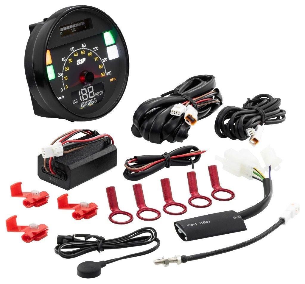 ■商品概要- 140 (km/h/mph)／14.000 (Umin/rpm)フェイス：グレーホワイト/イエローの数字リング：ブラックデジタル/アナログ、24 機能チューニングエンジンおよびAAランク - 一流の修理用■詳細説明SIP Performance のスピードメーター/レブカウンター2.0は、クラシックなベスパおよびランブレッタモデル用の最新の計器クラスターです。SIP レブカウンターは、2010 年の発売以来、スピードメーター市場に革命をもたらしました。以前は多くの追加計器でのみ可能であった機能が、最大限の控えめな表現で 1 つのデバイスに統合されました。数年が経過し、数え切れないほどのお客様からのリクエストを経て、現在、KOSOと協力して、見る価値のあるアップデートを開発しました。スピードメーター/レブカウンターSIP 2.0。クラシックな外観に最新のテクノロジーを搭載汎用的に適用可能拡張機能とディスプレイさまざまなデザインが利用可能新しいデザインもオリジナルのスピードメーターに強く基づいています。エンジンが作動していない限り、追加機能はほとんど見えません。フェイスプレートは、フォントとkm/h表示の位置、および取り付け寸法に関してオリジナルとほぼ一致しています。取り付けは非常に簡単です。速度は、オリジナルのスピードメーター ケーブルまたは電子スピード センサーのいずれかを介して測定できます。これらのセンサーは交換部品として入手でき、メンテナンスが必要なスピードメーターケーブルを機械的負荷とともに置き換えることができます。スピードメーターには 12 ボルトのオンボード電圧が必要ですが、バッテリーは必要ありません。密閉されたブラック ボックスは、直流と交流の両方で動作します。すべてのデータは内部回路によって確実にバックアップされます。どの 12 V イグニッションがインストールされているかは関係ありません - Speedometer/Rev Counter2.0は、SIP-Vape、Vespatronic、Parmakit、Poliniなどのすべての一般的なイグニッションと互換性があります。VAPE による SIP PERFORMANCE Ignitionと組み合わせて、DCバージョンの回転カウンターをピックアップするために KOSO 信号フィルターを使用するか、 SIP RevCounterは、SIP/VAPE CDI の白いワイヤーに接続する必要があります。タコメーターの点火パルスは、DC の場合は「1」、AC の場合は「6」に設定する必要があります。表示の設定と変更は、目立たないように設置できる小さなプレス ボタンを使用してエレガントに行われます。統合されたプッシュ ボタンを備えた改良型ライト スイッチが多くの車両モデルで利用可能です。これにより、同梱のプレス ボタンと外観が不要になります。スクーターの外観は変わりません。ちょっとしたギミック：スタート時に回転カウンターがセルフテストを実行し、グランプリ気分を味わわせます ;-)2.0 モデルでは、アナログ速度または回転カウンター表示のどちらかを選択できるようになりました。したがって、スピードメーターの針は回転数または速度のいずれかを示します。長距離のツアーの場合、1 日の距離とツアーの距離を区別するために、乗車時間と平均速度を含む2つの個別の距離が表示されるようになりました。総距離も設定可能 - 古いスピードメーターで既に走行したキロメートルも引き継ぐことができます。リザーブインジケーター付きのSIP Fast Flowと合わせて、古いモデルでも燃料計の恩恵を受けることができます。燃料が少なくなると、FUELが点滅します。過電圧保護の強化も追加されました。車両モデルに応じて、異なるダイヤルカラーが用意されています。たとえば、VBBバージョンも利用可能です。ベージュ/ホワイト。日光により漂白されたオリジナルのスピードメーターに非常に近いです。カーボンの外観はスポーティな外観に最適です - モダンで印象的で、パフォーマンスセットアップに最適です。注：抑制されたスパークプラグと抑制されたプラグコネクタを使用することが不可欠です。熱の蓄積が故障につながる可能性があるため、ブラックボックスは狭いハンドルバーには取り付けないでください。アナログ速度表示(モデルによって異なります) 14.000 rpm最大14.000 rpmまでのデジタル速度表示 - 最大値記憶を含むアナログ速度の代替として、最大 140 km/h (または mph) のアナログ速度表示も利用可能になりました最大速度を含む、最大 199 km/h または 140 mph のデジタル速度シリンダーヘッドまたは冷却水用の最大 250。°C または 32-482。°F の温度ゲージスパークプラグ用の温度センサーが付属品に含まれています最高温度の保存時間表示 (V50 Φ。48。mm を除く)総距離 最大 99.999 km/マイル - 調整可能、たとえば古いスピードメーターの測定値を引き継ぐ2 つの個別の距離 (旅行 A と B) 最大 9.999.9 km/マイル...■注意点※取扱説明書が付属する場合は外国語となります。※輸入商材の為、納期が遅れる場合がございます。あらかじめご了承ください。※画像には他の商品が含まれている場合があります。※メーカー都合により商品の仕様変更がある場合がございます。ご了承ください。■適合車種Star 125 2T／DLX／Via Toscana／Deluxe&ensp;Star 125 2T／DLX／Via Toscana／Deluxe&ensp;&ensp;備考: 125cc engine 2T ACStar 125 4T Automatica／Deluxe／II CVT／Stella Automatic&ensp;Star 125 4T Automatica／Deluxe／II CVT／Stella Automatic&ensp;&ensp;備考: 125cc engine 4T ACStar 125 4T／Deluxe 125 4S／Speedy／Stella&ensp;Star 125 4T／Deluxe 125 4S／Speedy／Stella&ensp;&ensp;備考: 125cc engine 4T ACStar 150 2T／DLX／Via Toscana／Star／Stella／Belladonna RV&ensp;Star 150 2T／DLX／Via Toscana／Star／Stella／Belladonna RV&ensp;&ensp;備考: 150cc engine 2T ACStar 150 4T／Deluxe 150 4S／Speedy／Stella&ensp;Star 150 4T／Deluxe 150 4S／Speedy／Stella&ensp;&ensp;備考: 150cc engine 4T ACStar 200 4T／Deluxe 4S&ensp;Star 200 4T／Deluxe 4S 年式: 12&ensp;&ensp;備考: 200cc engine 4T AC