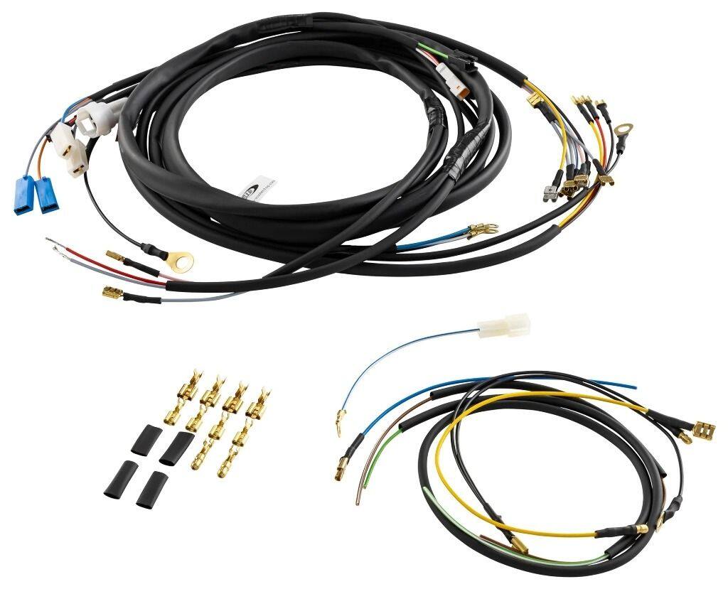 ■商品概要SIP Rev Counter の準備バッテリーなしハイ/ロービームとブレーキライト付きインジケーター ハンドルバーエンド12V AC9 ピン点火ロック用グレード1＊ - 高品質補修用／チューニングエンジン用■詳細説明SIP PERFORMANCE ワイヤリング ハーネス シリーズの導入により、他の多くの SIPPERFORMANCEパーツ間のギャップを縮めています。スクーター用の SIP スピードメーター/回転カウンターと SIP パフォーマンス VAPEイグニッションを購入した場合、SIPパフォーマンス ワイヤールームを使用して、スピードメーター/回転カウンターまたはイグニッションのほぼすべての接続をプラグ アンドプレイで接続できます。これにより、適切なワイヤー、例： スピードメーターの電源を探すのに手間がかかります。SIP スピードメーター/レブカウンターと SIP PERFORMANCE VAPE のプラグ アンド プレイドイツ生産のワイヤーを使用してドイツで手作り最適なセットアップのための洗練された AC システムSIP PERFORMANCE 配線織機の AC バージョンは、バッテリーなしのコンセプト向けに設計されています。その後の直流 (完全な) への変換DC) は使用できません。この場合、DC バージョンの配線ルームを使用してください。この配線ルームは、スクーターの後部、スペアホイールの下の整流器の領域にあるスピードメーターブラックボックスに電源を供給します。ベスパ 180 ラリーおよび 180 SS：この配線ルームは、イグニッション ロック付きのモデルを対象としています。イグニッション ロックのないモデルの場合は、次の配線織機のいずれかを使用します：AC バージョン：86134200DC バージョン：861343DLSIP ライト スイッチを備えたスピードメーター ボタン/スイッチ用のデバイス。これに必要な配線は納品範囲に含まれません。SIP 高速流燃料タップのプラグ アンド プレイの準備VAPE 電圧のプラグ アンド プレイの準備レギュレーター;ワイヤリングルームをクラシックVAPE電圧レギュレータに接続するためのオプションのワイヤリングハーネス温度またはラムダセンサーのプラグアンドプレイ準備バッテリーなしハンドルバーエンドインジケーター：インジケータースイッチからインジケーターまでの配線が含まれています12V ブザー (ホーンなし)12V 用 2 極 AC インジケーターリレー用デバイスアースおよびパーキング用のワイヤーエンドヘッドライト ユニットのライトには、角型ヘッドライト用の 4mm丸型プラグが取り付けられています。丸型ヘッドライト ユニットを備えたモデルの場合、同梱の 4.8 mm 平らなソケットをこれら2本のワイヤに圧着する必要があります。リアライトへの保護チューブは 2 つに分かれています (茶色の粘着テープ)。リアライトにチューブが溶接されている非常に古いスクーターの場合、保護チューブの半分は損傷する危険を冒さずに取り外すことができます。フット ブレーキ ペダルのブレーキ ライト スイッチは、「ロック」バージョンである必要があります。例： 記事 18187810または18163710。シャーシ内を通る配線織機の部品の保護チューブは、意図的に大きな直径で選択されています。これにより、ステアリングヘッドの下のフレームを通過するときに配線織機をフレームの寸法に適合させることができます。取り付けがはるかに簡単になります。配線織機には小さなワイヤー (青いケーブル) が付属しており、オプションでハンドルバーコントロールライトや標準スピードメーターの照明に電力を供給するために使用できます。注意： SIPスピードメーター/レブカウンターのプラグは常に細心の注意を払って取り扱い、これらのプラグやケーブルを配線織機に引き込まないでください。これらのワイヤーの断面積は 0.5 のみです。 mm2 および - プラグと同様-は大きな力を吸収するように設計されていません。配線織機のアース ケーブル (5 mm アイレット付きの黒いケーブル) をステアリング ヘッドのワイヤリング ハーネスのアース接続(5mm アイレット付きの黒いケーブル) と一緒にステアリング ヘッドに取り付けて、正しいアース接続を確保します。6 mm アイレット付きのエンジンへの黒いアース ケーブルは、VAPE CDI のいずれかのネジに直接接続する必要があります。CDIに SIP アース ケーブルが装備されている場合は、CDI に接続するか、クランクケースにネジで取り付けます。通常、別個の SIP アース ケーブルを取り付けることをお勧めします。対応するワイヤリングハーネスを使用すると、プラグを再圧着することなく、VAPEクラシック電圧レギュレーターを取り付けることができます。結論：スクーターの電気系統について深く掘り下げたくないが、説明書に従って「接続する」ことを好むすべての人にとって、完璧なプラグアンドプレイソリューションです。ライトスイッチ SIP 変換ブレーキライトスイ?...■注意点※取扱説明書が付属する場合は外国語となります。※輸入商材の為、納期が遅れる場合がございます。あらかじめご了承ください。※画像には他の商品が含まれている場合があります。※メーカー都合により商品の仕様変更がある場合がございます。ご了承ください。■適合車種180 Rally&ensp;180 Rally 年式: 68-73&ensp;&ensp;備考: 180cc type VSD1T engine 2T AC180 SS Super Sport&ensp;180 SS Super Sport 年式: 64-68&ensp;&ensp;備考: 180cc type VSC1T engine 2T AC