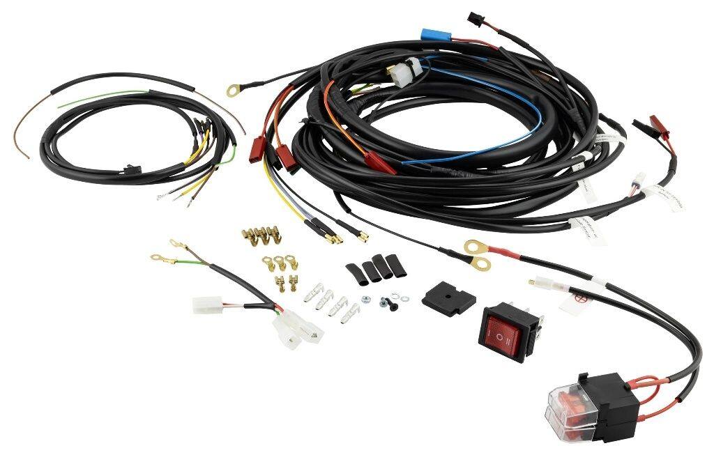 ■商品概要SIP Rev Counter の準備バッテリー付き駐車灯、ハイビームおよびロービーム、ブレーキライト付きインジケーター ハンドルバーエンド12V DC配線ジャンクションボックス付きグレード1＊ - 高品質補修用／チューニングエンジン用■詳細説明SIP PERFORMANCE ワイヤリング ハーネス シリーズの導入により、他の多くの SIPPERFORMANCEパーツ間のギャップを縮めます。スクーター用の SIP スピードメーター/レブ カウンターと SIP パフォーマンス VAPEイグニッションを購入した場合、SIPパフォーマンス ワイヤリング ルームを使用して、スピードメーター/レブカウンターまたはイグニッションのほぼすべての接続をプラグアンド プレイで接続できます。検索する必要はありません。適切なワイヤー、例： スピードメーターの電源用。SIP スピードメーター/レブカウンターおよび SIP PERFORMANCE VAPE 用のプラグアンドプレイドイツ生産のワイヤーを使用し、ドイツで手作り最適なセットアップのための洗練された DC システムSIP PERFORMANCE 配線織機の DC バージョンは、バッテリーを使用したコンセプトに合わせて設計されています。すべての消費者はバッテリーから直接電力を供給されます。オルタネーターはバッテリーの充電に使用されます。ラムダプローブ用のスイッチ付き 12 V DC 接続に加えて、USB ソケット用の 12 V DC 接続もあります。たとえば、道路上で携帯電話を充電するためです。配線織機は、ハンドルバーとスクーターの後部の両方にあるスピードメーター ブラック ボックスに電源を供給します。これは、ブラック ボックスをスクーターの希望の位置に取り付けることができることを意味します。SIP ライト スイッチ 60091300 および 60091100 を備えたスピードメーター ボタン/スイッチの準備SIP 高速流燃料タップのプラグ アンド プレイの準備VAPE 整流器のプラグ アンド プレイの準備、ワイヤリング ルームをクラシックVAPE整流器に接続するためのオプションのワイヤリング ハーネス温度またはラムダセンサーのプラグアンドプレイ準備バッテリー付きハンドルバーエンドインジケーター：インジケータースイッチからインジケーターまでの配線が付属12Vホーン(ブザーなし)12V用2極DCインジケーターリレー用デバイス車両後部のロッカースイッチ(またはイグニッションロック)の準備：車両に直接フィットする6.3mmフラットソケットが取り付けられています同封のロッカースイッチ。イグニッション ロック 31113000 または 31110000 と組み合わせて、これらを同封の 4.8 mmフラットソケットと交換する必要があります。ライト スイッチまたは LF ブレーキライトスイッチのワイヤ端は、取り付け時の損傷を防ぐために皮をむき、錫メッキされています。SF の場合、ブレーキ ライト スイッチ用の同封の 4.8 mm フラット プラグ ソケットを圧着する必要があります。完全油圧ディスクブレーキを使用したソリューションのステアリングヘッドのブレーキライトスイッチの準備。これが必要でない場合は、ワイヤー端のプラグが十分に絶縁されていて、ステアリングヘッドの金属と接触しないことを確認してください。リアライトへの保護ホースは2つに分かれています(茶色の粘着テープ)。リアライトにチューブが溶接されている非常に古いスクーターの場合、保護チューブの半分は取り外すことができます。カッターでストランドを損傷する危険があります。フット ブレーキ ペダルのブレーキ ライト スイッチは、「ロック」バージョンである必要があります。例： 記事 18187810または18163710。シャーシ内を通る配線織機の部品の保護導管は、意図的に大きな直径で取り付けられています。これにより、配線織機がフレームを通過するときにフレーム内の寸法に適合することができます。ステアリングヘッドの下にあるフレームにより、取り付けが大幅に簡単になります。注意：SIPスピードメーター/レブカウンターのプラグは常に細心の注意を払って取り扱い、これらのプラグやワイヤーを配線織機で引っ張らないでください。これらのワイヤーの断面積は 0.5 mm しかなく、プラグと同様に、大きな力を吸収するように設計されていません。配線織機のアース ケーブル (5 mm アイレット付きの黒いケーブル) をステアリング ヘッドのワイヤリング ハーネスのアース接続(5mm アイレット付きの黒いケーブル) と一緒にステアリング ヘッドに取り付けて、正しいアース接続を確保します。6 mm アイレット付きのエンジンへの黒いアース ケーブルを VAPE CDI に接続する必要があります。CDI に直接ねじ込むか、CDI にアース ケーブルが装備されている場合はクランクケースにねじ込みます。 58484031。常に別個のアースケーブルを取り付けることをお勧めします。適切なワイヤリングハーネスを使用すると、プラグを再圧着することなく、VAPE Classic VoltageRegulatorを取り付けるこ?...■注意点※取扱説明書が付属する場合は外国語となります。※輸入商材の為、納期が遅れる場合がございます。あらかじめご了承ください。※画像には他の商品が含まれている場合があります。※メーカー都合により商品の仕様変更がある場合がございます。ご了承ください。■適合車種125 N&ensp;125 N 年式: 59&ensp;&ensp;備考: MOTOVESPA 125cc type VT engine 2T AC125 S&ensp;125 S 年式: 59&ensp;&ensp;備考: MOTOVESPA 125cc type VTT engine 2T AC&ensp;125 S 年式: 59-65&ensp;&ensp;備考: 125cc type VNS1-6 engine 2T AC150 GS&ensp;150 GS 年式: 67&ensp;&ensp;備考: MOTOVESPA 150cc type 04C engine 2T AC150 Sprint&ensp;150 Sprint 年式: 66&ensp;&ensp;備考: MOTOVESPA 150cc type 04C engine 2T AC&ensp;150 Sprint 年式: 65-74&ensp;&ensp;備考: 150cc type VLB1T engine 2T AC150 S&ensp;150 S 年式: 62&ensp;&ensp;備考: MOTOVESPA 150cc type VTT engine 2T AC&ensp;150 S 年式: 64&ensp;&ensp;備考: MOTOVESPA 150cc type V13502C engine 2TAC160／GT&ensp;160／GT 年式: 68&ensp;&ensp;備考: MOTOVESPA 160cc type 09C engine 2T AC125 (T1／125) (D)&ensp;125 (T1／125) (D) 年式: 57-59&ensp;&ensp;備考: 125cc type VNA1-2 engine 2T AC125 (T2／125) (D)&ensp;125 (T2／125) (D) 年式: 59-65&ensp;&ensp;備考: 125cc type VNB1-6 engine 2T AC125 GTR&ensp;125 GTR 年式: 68-78&ensp;&ensp;備考: 125cc type VNL2T engine 2T ACSprint 125&ensp;Sprint 125 年式: 61-73&ensp;&ensp;備考: 125cc type VNL1-2 engine 2T AC125GT&ensp;125GT 年式: 61-73&ensp;&ensp;備考: 125cc type VNL1-2 engine 2T AC125 Super&ensp;125 Super 年式: 65-69&ensp;&ensp;備考: 125cc type VNC1T engine 2T AC125 TS&ensp;125 TS 年式: 75-78&ensp;&ensp;備考: 125cc type VNL3T engine 2T AC125&ensp;125 年式: 60-62&ensp;&ensp;備考: 125cc type VNT1-2 engine 2T AC150 GL&ensp;150 GL 年式: 62-64&ensp;&ensp;備考: 150cc type VLA1T engine 2T AC150 Sprint Veloce&ensp;150 Sprint Veloce 年式: 69-79&ensp;&ensp;備考: 150cc type VLB1T engine 2T AC150 Super&ensp;150 Super 年式: 65-79&ensp;&ensp;備考: 150cc type VBC1T engine 2T AC150&ensp;150 年式: 58-60&ensp;&ensp;備考: 150cc type VBA1T engine 2T AC&ensp;150 年式: 60-67&ensp;&ensp;備考: 150cc type VBB1-2 engine 2T AC...