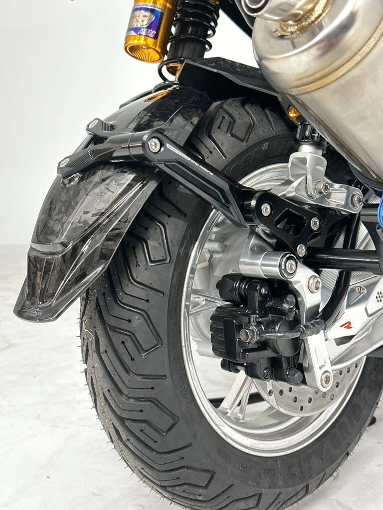 Rakuten - DOGHOUSE ドッグハウス Duckbill Rear Fender Support Bracket Kit (Right Side) Cygnus X Mk7 125 155 YAMAHA ヤマハ リアフェンダー フェンダー関連 外装 Color：Red / Rear Fender：Matte Fender Cover