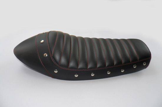 GIGA BIKE FACTORY ギガバイクファクトリー Cafe Racer Seat (Black Leather / Red Stitching Rivets) シート シート関連 外装