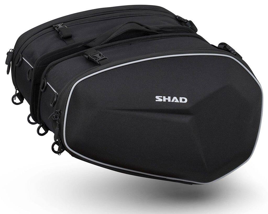 ■商品概要【メーカー品番】X0SE482【シリーズ】システムバッグ【名称・対応型番】E48【容量】23-29L／23-29L【カラー】ブラック【材質】ポリエステル(600D)【セット内容・付属品】レインカバー×2、固定ストラップ×3【商品サイズ】全長：470mm、奥行：240mm(拡大時300mm)、全高290mm【仕様】・左右2個セット・容量拡大機能・耐荷重量：2kg(片側)【備考】メーカー保証期間：1年商品の不具合に関するお問い合わせの際は、製品ロット番号と納品書をご用意のうえ、ご連絡ください。■詳細説明気軽に使えるスタンダードなソフトバッグシリーズ。ロングツーリングから通勤・通学まで多彩な用途で大活躍！SHAD(シャッド)世界中のバイヤーより支持されている高い機能性とスタイリッシュなデザイン。SHAD(シャッド)ブランドは1973年にスペインのバルセロナで誕生しました。BMWやKTMなどのグローバルメーカー向けのデザイン性・機能性にこだわったトップケースの商品開発に特化しており80年代にPIAGGIOEspana(ピアジオエスパーニャ)サプライをスタートさせたことでSHADは世界的なプロバイダーとなり、HONDA、YAMAHA、そしてSUZUKIといった日本メーカーへの商品提供が始まりました。続けて90年代にもPEUGEOT、BMW、MBK(YAMAHAFrance)など海外ビジネスパートナーを増やし、今では80ヵ国以上で愛用されているブランドです。■商品情報【1】46-58L大容量サドルバッグです。拡大機能により、最大58L対応でき、旅行先で荷物が増えても心配ありません。【2】バイクへの取り付け方法は3種類あり、互換性のあるバイクにはSHADフィッティングシステムSRまたはSBH、汎用ストラップを使用します。最小限の重量でバイクへの安定性とデザイン性をバランスしました。【3】荷物に合わせて容量を調整できるストラップ、優れた耐衝撃性と安定性を提供するセキュリティストラップ、排水孔のある防水カバーが付属しています。【4】紫外線と耐摩耗性を考慮した600Dポリエステル製で、熱成形されたEVAが半剛性カバーを提供し、PESインナー構造は形状を維持します。【5】手袋に優しいジッパー、防水レインカバーなどを装備しています。【6】視認性を向上するリフレクター、持ち運びやすいハンドルを装備しています。【7】別売りのサドルバッグ用ヒートカバー(品番：17838580)を装着いただくとマフラー熱によるダメージを防止でき、より安全にツーリングを楽しめます。■注意点※旧バージョンのE48サイドバッグ(品番：27362310、メーカー品番：X0SE481)から生地の仕様を変更した商品となります。使用方法や形状は同様となります。※付属の固定用ストラップで装着できるように設計されていますが、サイドバッグホルダーと併せて装着頂くと車両の外観を損なわず安定して使用頂けます。※防水性を考慮した設計ですが、完全防水ではありません。※雨天時、悪天候時の使用の際は必ず付属のレインカバーを被せてご使用ください。※バッグのロット番号(PO#)はバッグの内側に縫い付けられています。※画像には他の商品が含まれている場合があります。※メーカー都合により商品の仕様変更がある場合がございます。ご了承ください。■適合車種&ensp;&ensp;&ensp;備考: 汎用