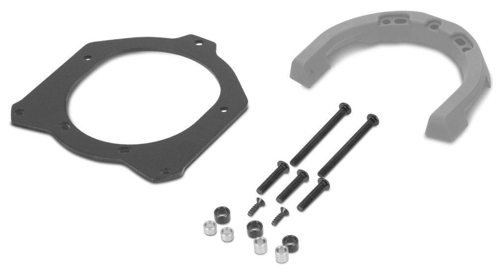 ■商品概要【メーカー品番】W015CS【シリーズ】クリックシステム【タイプ】タンクバッグ用【仕様】対応タンクバッグ：E02C／E03C／E03CLP／E09C／E09CLP／E09CM／TR10CL／TR15CL【用途】SHADのクリックシステムタンクバッグ装着用フィッティングキット【備考】メーカー保証期間：1年商品の不具合に関するお問い合わせの際は、製品ロット番号と納品書をご用意のうえ、ご連絡ください。■詳細説明機能性＆デザイン性を兼ね備えたSHADのクリックシステムタンクバッグを確実に装着する、SHAD純正フィッティングキットです。SHAD(シャッド)世界中のバイヤーより支持されている高い機能性とスタイリッシュなデザイン。SHAD(シャッド)ブランドは1973年にスペインのバルセロナで誕生しました。BMWやKTMなどのグローバルメーカー向けのデザイン性・機能性にこだわったトップケースの商品開発に特化しており80年代にPIAGGIOEspana(ピアジオエスパーニャ)サプライをスタートさせたことでSHADは世界的なプロバイダーとなり、HONDA、YAMAHA、そしてSUZUKIといった日本メーカーへの商品提供が始まりました。続けて90年代にもPEUGEOT、BMW、MBK(YAMAHAFrance)など海外ビジネスパートナーを増やし、今では80ヵ国以上で愛用されているブランドです。商品情報クリックシステムタンクキャップのジョイントボルトを専用のアタッチメントと共締めして、ワンタッチで取り外しができる「クリックシステム」を搭載したSHADのクリックシステムタンクバッグの装着に必要なキットです。キット取付けの際は車体のタンクキャップのジョイントボルトを付属品の専用ボルトに差し替えて金属製・樹脂製それぞれのアタッチメントを装着、それをタンクバッグ側の受け部分と接続して使用します。クリックシステムを搭載したタンクバッグはワンタッチで容易に取り外しができてストレスフリーな他、タンクキャップの見た目も大事にした設計となっています。■注意点※最大耐荷重は装着するクリックシステムタンクバッグに準拠します。※フィッティングキットのロット番号は、カートンボックス内側のスタンプに記載されています。ロット番号確認のため、梱包箱および製品情報はご購入後1年間保管してください。※こちらの商品はClickシステム専用金属アタッチメント(タンクキャップ表面に接着する金具)と取付に必要なボルトのセットとなります。※商品の写真はClickシステムフィッティングキットの代表画像となります、フィッティングキットによって金属アタッチメントやボルトの形状などの細かい仕様が異なります。※タンクバッグ本体・Clickシステム専用樹脂製アタッチメントは付属しておりません。樹脂製アタッチメントは別売りのClickシステムタンクバッグに付属します。※他社のタンクバッグの装着は確認しておりません。※適合車種・年式は必ず確認してください。※タンク・タンクキャップは必ず純正のものをお使いください。※取付は専門知識をお持ちの方へのご依頼をおすすめします。※取付作業を行う際はタンクに傷が入らないよう、十分に養生作業を行ってから実施してください。※取付でタンクの干渉が気になる場合は社外品のタンク用プロテクションシートなどを用いてタンクを保護してから使用してください。※画像には他の商品が含まれている場合があります。※メーカー都合により商品の仕様変更がある場合がございます。ご了承ください。■適合車種R1300 RS&ensp;R1300 RS 年式: 26R1300 R&ensp;R1300 R 年式: 26