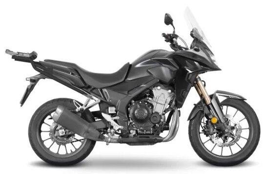 ■商品概要【メーカー品番】H0CX55ST【シリーズ】トップマスターフィッティングキット【タイプ】トップケース用【仕様】対応ベースプレート：D1B29PAR／D1B40PAR／D1B591PA／D1BTRPA／D1BTRPA2対応モデル：全てのSHADトップケース＆TERRAシリーズに対応【用途】SHADトップケース装着用フィッティングキット■詳細説明機能性＆デザイン性を兼ね備えたSHADのトップケースを確実に装着する、SHAD純正フィッティングキットです。SHAD(シャッド)世界中のバイヤーより支持されている高い機能性とスタイリッシュなデザイン。SHAD(シャッド)ブランドは1973年にスペインのバルセロナで誕生しました。BMWやKTMなどのグローバルメーカー向けのデザイン性・機能性にこだわったトップケースの商品開発に特化しており80年代にPIAGGIOEspana(ピアジオエスパーニャ)サプライをスタートさせたことでSHADは世界的なプロバイダーとなり、HONDA、YAMAHA、そしてSUZUKIといった日本メーカーへの商品提供が始まりました。続けて90年代にもPEUGEOT、BMW、MBK(YAMAHAFrance)など海外ビジネスパートナーを増やし、今では80ヵ国以上で愛用されているブランドです。商品情報トップマスターフィッティングキットバイクの特徴と形状を考慮して設計された、SHADのトップケースを装着するための車種専用フィッティングキットです。最も豊富なラインナップのフィッティングキットのシリーズになります。■注意点※最大耐荷重は装着するSHADトップケース／バッグに準拠します。※H0CX56STの品番が変更になりました。ご了承ください。※キットが正しく取り付けられ、位置が合っていることを確認するまで、ネジを完全に締めないでください。取り付け後は、4ヶ月ごとにネジの締まり具合を確認してください。※こちらの商品はSHADトップケース専用ステーと取付に必要なボルトのセットとなります。トップケース本体およびベースプレートは付属しておりません。※他社のトップケースの装着は確認しておりません。取り付けは専門知識をお持ちの方へのご依頼をおすすめします。※商品と車両側の装着構造の都合上、全ての対応車両でシートロックの鍵穴とバー部分が干渉し、車両のキーが若干ささりにくくなります。予めご認識の上ご検討ください。※画像には他の商品が含まれている場合があります。※メーカー都合により商品の仕様変更がある場合がございます。ご了承ください。■適合車種400X&ensp;400X 年式: 13-25&ensp;&ensp;備考: NC47-X&ensp;400X 年式: 13-25&ensp;&ensp;備考: NC56-XCB500X&ensp;CB500X 年式: 13-25NX400&ensp;NX400 年式: 23-26&ensp;&ensp;備考: NC65-NXNX500&ensp;NX500 年式: 23-26&ensp;&ensp;備考: ※海外モデル