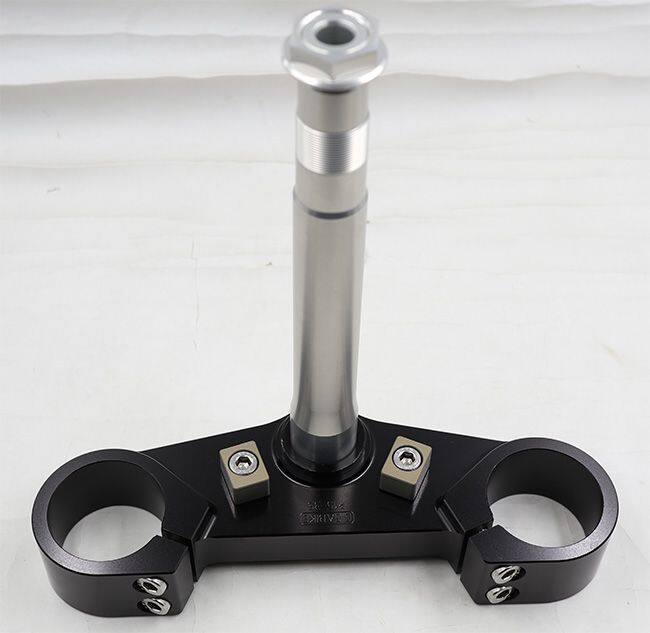 ■詳細説明Original angle; compatible with the stock upper triple tree.Madefrom CNC Billet Alloy with a Hard Anodized finish. Track-testedforstrength and aesthetics. Weight： only 1.07 kg.■注意点※取扱説明書が付属する場合は外国語となります。※輸入商材の為、納期が遅れる場合がございます。あらかじめご了承ください。※メーカー都合により商品の仕様変更がある場合がございます。ご了承ください。　※画像はイメージです。■適合車種YZF-R15&ensp;YZF-R15