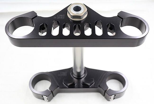 ■詳細説明32-degree fork offset. CNC Billet Alloy with Hard Anodizedfinish.Track-proven performance. Weight： 1.63 kg.■注意点※取扱説明書が付属する場合は外国語となります。※輸入商材の為、納期が遅れる場合がございます。あらかじめご了承ください。※メーカー都合により商品の仕様変更がある場合がございます。ご了承ください。　※画像はイメージです。■適合車種CBR 250RR&ensp;CBR 250RR