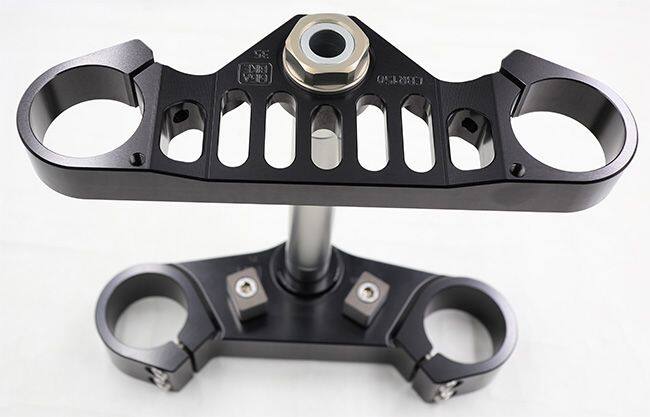 ■詳細説明45mm size， 35-degree fork offset. Hard Anodized CNC BilletAlloy.Track-tested and high-strength. Weight： 1.57 kg.■注意点※取扱説明書が付属する場合は外国語となります。※輸入商材の為、納期が遅れる場合がございます。あらかじめご了承ください。※メーカー都合により商品の仕様変更がある場合がございます。ご了承ください。　※画像はイメージです。■適合車種CBR 150RR&ensp;CBR 150RR
