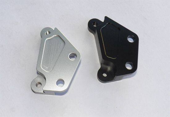 ■詳細説明For Thruxton 900 / T100. Available in Black and Silver. Per piece.■注意点※取扱説明書が付属する場合は外国語となります。※輸入商材の為、納期が遅れる場合がございます。あらかじめご了承ください。※メーカー都合により商品の仕様変更がある場合がございます。ご了承ください。　※画像はイメージです。■適合車種BONNEVILLE T100&ensp;BONNEVILLE T100THRUXTON 900&ensp;THRUXTON 900