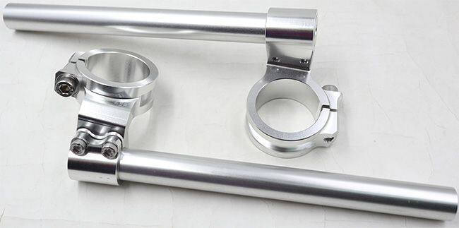 ■詳細説明KTM RC390 Aluminum clip-on handlebars (51mm). Raised designwith9-degree slant. Handlebar ends feature holes for bar ends orbrakeguards. Adjustable bar length. CNC Billet Alloy. Per pair.■注意点※取扱説明書が付属する場合は外国語となります。※輸入商材の為、納期が遅れる場合がございます。あらかじめご了承ください。※メーカー都合により商品の仕様変更がある場合がございます。ご了承ください。　※画像はイメージです。■適合車種RC 390&ensp;RC 390
