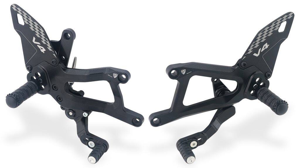 ■商品概要カラー：ブラックEasy Edition■詳細説明Ducati Panigale V4 / V4 SMY2025用の調整可能なフットペグは、より正確なハンドリングとパーソナライズされたセットアップを求めるユーザー向けに設計されています。調整可能なフットペグはリーン時の位置とコントロールを最適化し、固定フットペグとペグはしっかりとした即時のサポートを保証します。感触と一貫性が違いを生むスポーティなライディングに最適です。クリーンでプロフェッショナルなレーシングルックを備えながら、人間工学、反応性、知覚品質を向上させるアップグレードです。Ducati Panigale V4 / V4 S MY2025 の仕様調整可能なフットペグで姿勢とライディングポジションをカスタマイズ最大限のグリップと安定性を実現する固定フットペグダイレクトなレスポンスとより鋭いギアシフト/ブレーキを実現する固定ペグ精度と強度を高めるCNC加工アルミニウムフレームプレミアムアルマイト仕上げ、レーシング美学プラグアンドプレイの組み立て、バイクとのシームレスな統合■注意点※Webikeにて「CNCRacing：CNCレーシング」の商品をご購入されたお客様につきまして、商品に関するお問い合わせはWebikeまでお願いいたします。※取扱説明書が付属する場合は外国語となります。※輸入商材の為、納期が遅れる場合がございます。あらかじめご了承ください。※画像には他の商品が含まれております。※メーカー都合により商品の仕様変更がある場合がございます。ご了承ください。■適合車種Panigale V4 S&ensp;Panigale V4 S 年式: 25-26Panigale V4&ensp;Panigale V4 年式: 25-26
