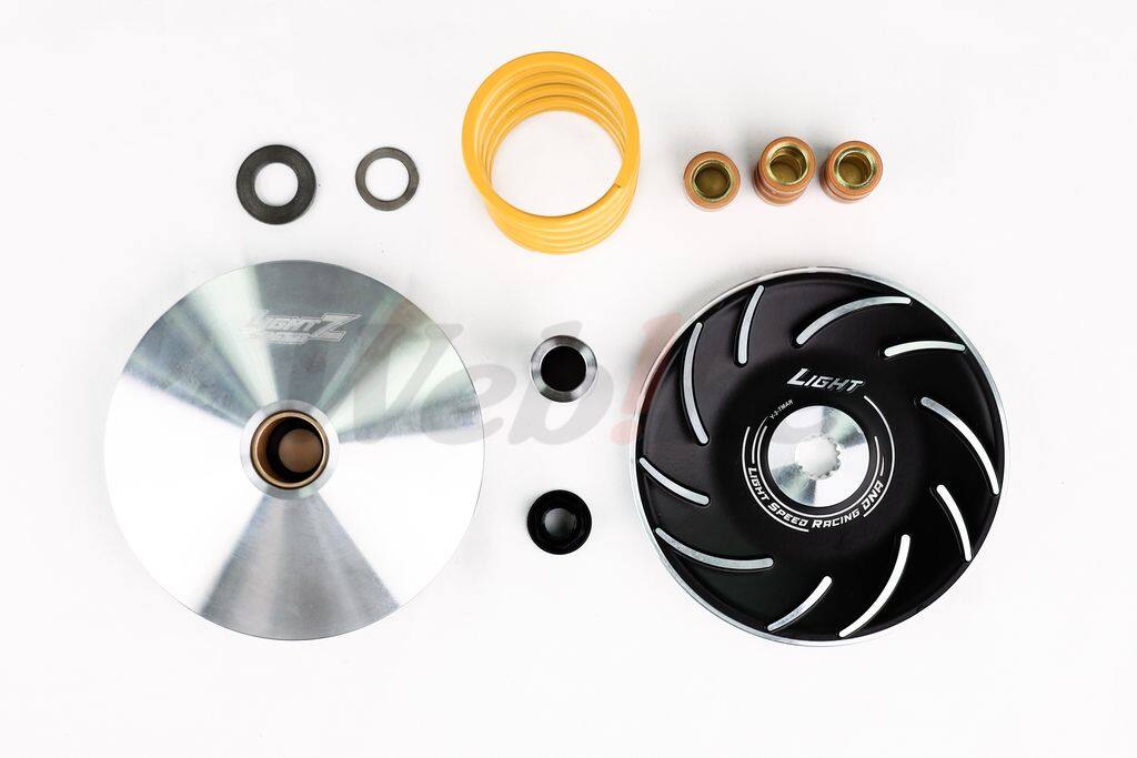 ■商品概要・Applicable Models：YAMAHA Cygnus X Mk7 155・Contents：Drive face、fixed face (fan plate)、rollerweights、torquespring・Drive face angle：13.8°・roller weights：7g × 3pcs、8g × 6pcs・torque spring：1500rpm■詳細説明【Z Series Front Transmission Set：HighValue，ReliablePerformance】・High cost-performance entry-level essential upgrade part.・Inherits R-series geometric angle settings：CYGNUS 13.8°，6thGen13.7°，JET SL 14°.・Stable response and smooth RPM rise，delivering aprofessional-levelfeel even for entry-level riders.■注意点※取扱説明書が付属する場合は外国語となります。※輸入商材の為、納期が遅れる場合がございます。あらかじめご了承ください。※メーカー都合により商品の仕様変更がある場合がございます。ご了承ください。※画像には他の商品が含まれている場合があります。※The color may differ slightly from the actual color dependingonyour monitor and usage environment.※The vehicle model may have different specifications indifferentregions and may not be compatible for installation.※Products such as electronic parts and transmission systemscrucialto driving safety should be installed by professionalswithspecialized technical skills.　※受注生産品です。　※画像はイメージです。■適合車種Cygnus X Mk7 155&ensp;Cygnus X Mk7 155