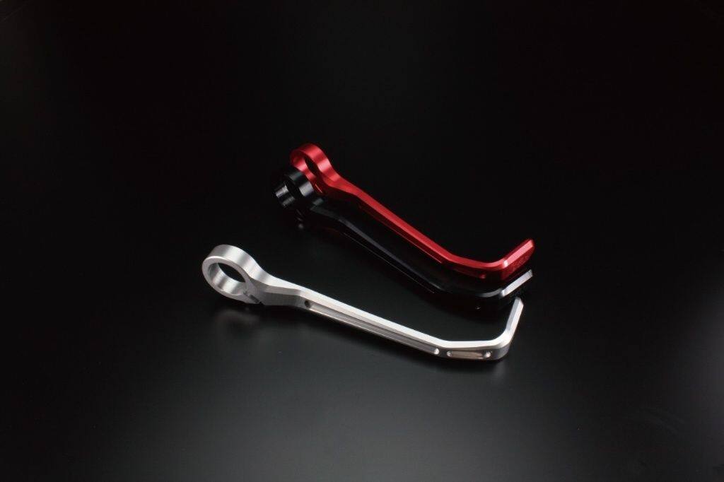 ■商品概要【カラー】ブラック【材質】A5083材【表面処理】アルマイト仕上げ■詳細説明MotoGPやMFJ公認レースにおいて装着が義務付けされたブレーキレバーガード。走行中、他者等と接触した際に誤ってブレーキが掛かってしまうことを防止するための商品です。ハンドルの外径がΦ22.2mmであり、スロットルグリップの先に13mm以上掴み代がある車両にクランプ可能です。クランプはM5キャップボルトで締め付ける設計となっています。■注意点※ハンドルバーの外径がΦ22.2mmかつ、掴み代が13mm以上ある車両に取り付け可能(レバーガード本体の厚みは10mm)。※スロットルとの隙間を必ず3mm以上空けて装着してください。※転倒時にブレーキレバーを守る商品ではありません。※メーカー都合により商品の仕様変更がある場合がございます。ご了承ください。　※画像はイメージです。■適合車種&ensp;&ensp;&ensp;備考: 汎用