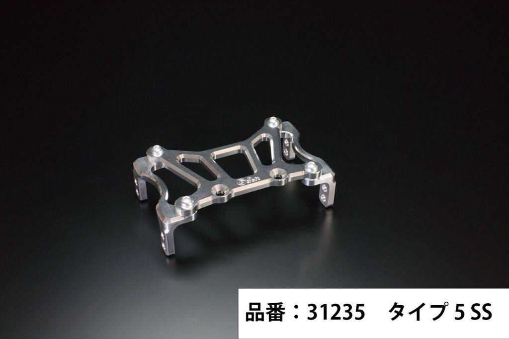 ■商品概要【カラー】サイドステー：シルバーメインプレート：シルバーモンキーノーマルフェンダー対応(タイヤサイズ3.5-8または3.5-10)NSR50／80、NSF100フォーク用199mmピッチステムキット対応フェンダー取付穴間46mm■詳細説明【クランプ】×【スタビ】フォークを純正からNSR系に変更した際、ダウンフェンダーとしてマウントするために必要なアイテムです。フェンダーマウントとしての機能はもちろん、フォークスタビライザーとしてフォークの捻じれを抑制します。取り付け穴を2段階に調整でき、8インチ、10インチなど様々なタイヤサイズに対応します。メインプレートには大胆な肉抜きを施し、デザインと機能を両立させました。サイドステーとの固定方法を見直し、車体の個体差や、フォーク取り付け面の個体差にも対応します。■カラーラインナップカラーバリエーションも今までのシルバー単色から、サイドステー、メインプレートの配色を増やしました。これにより、お客様の車体に合った配色のスタビライザーを選んでいただくことが可能になりました。車体に装着した際の「見え方」にも拘りました。サイドステーのサイズ、形状を見直したことで、よりスタイリッシュに、そしてメインプレートとの一体感も増します。■注意点※メーカー都合により商品の仕様変更がある場合がございます。ご了承ください。※画像には他の製品が含まれている場合があります。