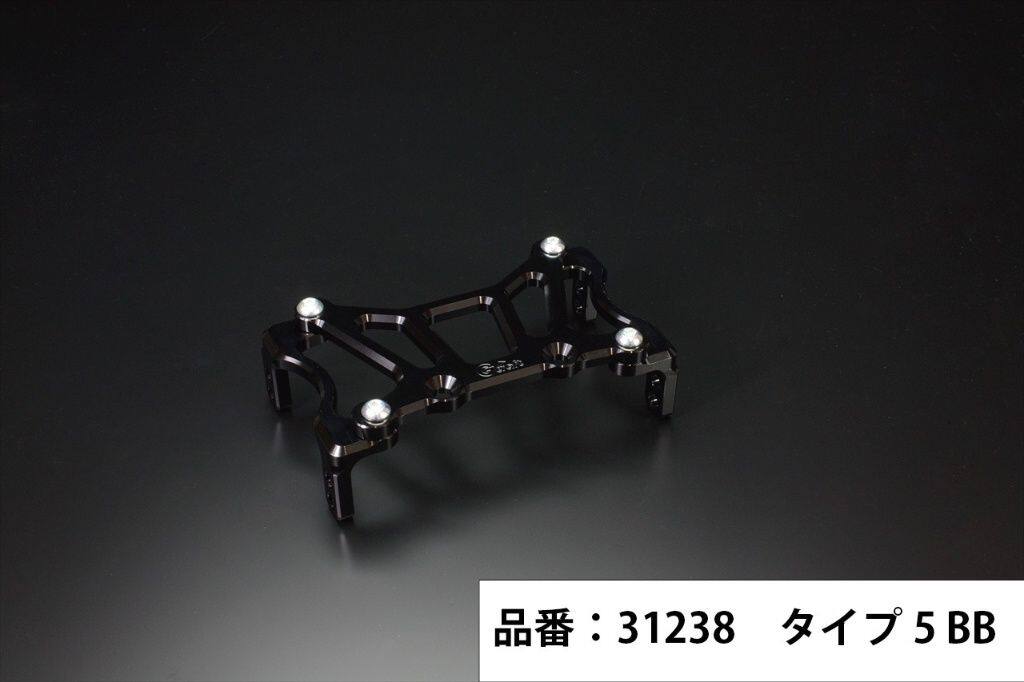 ■商品概要【カラー】サイドステー：ブラックメインプレート：ブラックモンキーノーマルフェンダー対応(タイヤサイズ3.5-8または3.5-10)NSR50／80、NSF100フォーク用199mmピッチステムキット対応フェンダー取付穴間46mm■詳細説明【クランプ】×【スタビ】フォークを純正からNSR系に変更した際、ダウンフェンダーとしてマウントするために必要なアイテムです。フェンダーマウントとしての機能はもちろん、フォークスタビライザーとしてフォークの捻じれを抑制します。取り付け穴を2段階に調整でき、8インチ、10インチなど様々なタイヤサイズに対応します。メインプレートには大胆な肉抜きを施し、デザインと機能を両立させました。サイドステーとの固定方法を見直し、車体の個体差や、フォーク取り付け面の個体差にも対応します。■カラーラインナップカラーバリエーションも今までのシルバー単色から、サイドステー、メインプレートの配色を増やしました。これにより、お客様の車体に合った配色のスタビライザーを選んでいただくことが可能になりました。車体に装着した際の「見え方」にも拘りました。サイドステーのサイズ、形状を見直したことで、よりスタイリッシュに、そしてメインプレートとの一体感も増します。■注意点※メーカー都合により商品の仕様変更がある場合がございます。ご了承ください。※画像には他の製品が含まれている場合があります。　※画像はイメージです。