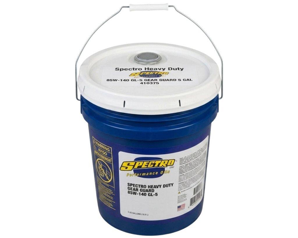 ■商品概要入数 1容量(L) 18.9271粘度：SAE 85W-140内容量：5ガロン(18.9271L)／缶1缶API GL-5■詳細説明■Spectro Heavy Duty GEAR GUARD 85W140 GL-5Harley-Davidson(R)ビッグツインのトランスミッションのために設計された、高耐久・高保護性能のプレミアムギアオイルです。高品質のベースオイルに、Spectro独自の耐摩耗・耐腐食・耐酸化添加剤を高濃度で配合。ギアの摩耗、ピッティング、錆、腐食、泡立ちを強力に抑制し、過酷な条件下でも安定した潤滑性能を発揮します。ビッグツイントランスミッション専用に調整された粘度特性と、視認性の高いレッドカラーを採用。ギアの寿命を延ばし、スムーズなシフトフィールを実現します。【粘度】SAE 85W-140【規格】API GL-5【用途】Harley-Davidson(R) トランスミッション(85W-140 GL-5 推奨車)■特徴● ギアの摩耗・ピッティングを強力に抑制高濃度の耐摩耗添加剤が、金属同士の直接接触を防ぎ、ギアの寿命を大幅に延ばす。● 錆・腐食・酸化を防止湿気や高温環境でも油膜が安定し、内部パーツを長期間保護。● ビッグツイントランスミッション専用設計Harley(R) の重いギア・高トルクに合わせた粘度特性で、ドラッグ・摩擦損失を低減し、シフトフィールを改善。● 泡立ちを抑え、油膜切れを防止高速回転・高負荷でも泡立ちにくく、安定した潤滑を維持。● 視認性の高いレッドカラーオイル漏れや交換時の状態確認がしやすい。039696■適合・用途- Harley-Davidson(R) トランスミッションで 85W-140 GL-5 が指定されている車両- ビッグツインの高負荷ギアに最適- 高温環境・長距離ツーリング・渋滞など過酷な条件での使用に強い※エンジンオイルではありません。トランスミッション専用です。■総評Spectro Heavy Duty GEAR GUARD 85W140 GL-5 は、Harley-Davidson(R) ビッグツインのトランスミッションを 最大限に保護するために作られた専用ギアオイル。・ギアの摩耗を抑えたい・シフトフィールを改善したい・高温・高負荷でも油膜が切れないオイルが欲しい・Harley(R) に最適な GL-5 ギアオイルを探しているそんなライダーに最適な一本です。■注意点※配達状況によって容器にへこみ(凹み)や傷などが発生する場合がございますが、中身の品質には影響ございませんので返品交換はオイル漏れ時のみ対応させていただきます。※メーカー都合により商品の仕様変更がある場合がございます。ご了承ください。※エンジンオイルではありません。トランスミッション専用です。※メーカー都合により商品の仕様変更がある場合がございます。ご了承ください。■適合車種&ensp;&ensp;&ensp;備考: 汎用