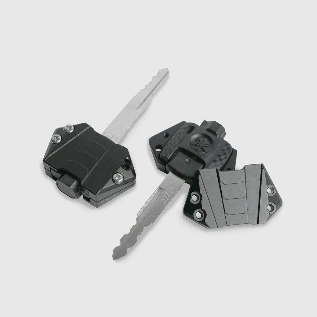 ■商品概要・Applicable Models：YAMAHA FORCE 155YAMAHA FORCE 2.0YAMAHA CYGNUS GRYPHUSYAMAHA Cygnus X Mk7YAMAHA Liquid-Cooled BWSYAMAHA LIMI 125YAMAHA AXIS ZYAMAHA RS NEOYAMAHA NEW CUXI 115YAMAHA VINOORA■詳細説明・CNC-machined aluminum alloy construction for a refined andprecisefinish.・Anodized surface treatment offers excellent scratchresistance，wearresistance，and color durability.・Retains magnetic functionality，combining practicality withpremiumaesthetics.・Includes a lower alignment ring design for improved fitmentandstability.・Upgraded texture with easy installation for an instant visualandfunctional enhancement.■注意点※取扱説明書が付属する場合は外国語となります。※輸入商材の為、納期が遅れる場合がございます。あらかじめご了承ください。※メーカー都合により商品の仕様変更がある場合がございます。ご了承ください。※画像には他の商品が含まれている場合があります。※The color may differ slightly from the actual color dependingonyour monitor and usage environment.※The vehicle model may have different specifications indifferentregions and may not be compatible for installation.※Products such as electronic parts and transmission systemscrucialto driving safety should be installed by professionalswithspecialized technical skills.　※受注生産品です。　※画像はイメージです。■適合車種AXIS Z 125&ensp;AXIS Z 125AXIS Z&ensp;AXIS ZBWS 125&ensp;BWS 125 年式: 20-&ensp;&ensp;備考: Water CooledCUXI 115&ensp;CUXI 115CYGNUS GRYPHUS&ensp;CYGNUS GRYPHUS&ensp;&ensp;備考: TW SPECCygnus X Mk7 125&ensp;Cygnus X Mk7 125Cygnus X Mk7 155&ensp;Cygnus X Mk7 155FORCE 155&ensp;FORCE 155&ensp;&ensp;備考: TW SPECLIMI&ensp;LIMIRS Neo&ensp;RS NeoVinoora&ensp;Vinoora&ensp;&ensp;備考: TW SPECX FORCE&ensp;X FORCE&ensp;&ensp;備考: TW SPEC