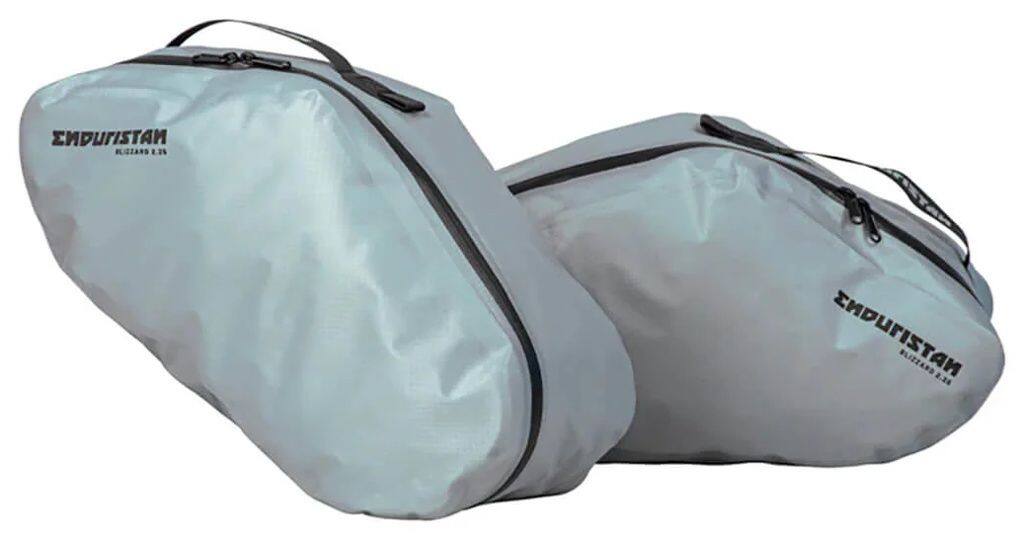 ■商品概要容量：12.5L×2全長(片側)：40cm幅(片側)：18.5cm高さ(片側)：29cm重量(両側)：0.03kg■詳細説明■ブリザード 2 サドルバッグの中にスッポリ入る専用のバッグインバッグ。ハードなライディングで泥だらけになったブリザードサドルバッグは、時にテントや宿泊先に持ち込ず、バイクにつけたままにしておきたい場合があります。インナーバックを使えば、荷物を丸ごと取り出して持ち運ぶことができます。PVCフリーの撥水性のある丈夫な生地と撥水ファスナーを使っているので、雨の中での取り出しや濡れた床からも中身を守ります。汚れたら水でサッと洗うだけ。バッグにはキャリーハンドルが付いており、サドルバッグから簡単に取り出せます。また、必要に応じてライトショルダーストラップ(別売)を取り付けることも可能です。ブリザード2サドルバッグと組み合わせて使用することで、サドルバッグの取り付け方法や使い方を変えることなく、快適性と整理収納性を向上させます。【商品詳細】・ブリザード 2 サドルバッグ専用に設計されたインナーバッグ・汚れやすい外側のサドルバッグと清潔な荷物を分けて収納可能・PVCフリーの撥水素材とファスナーを採用・荷造りや荷物の出し入れをより簡単・スピーディーに・取り出しやすいキャリーハンドル付き・ライトショルダーストラップ(別売)を取り付け可能なアタッチメントループ付き・水洗い(手洗い)可能■注意点※画像には他の商品が含まれている場合があります。※メーカー都合により商品の仕様変更がある場合がございます。ご了承ください。