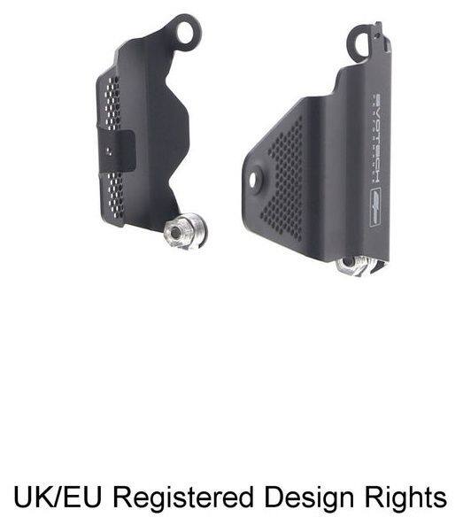 ■詳細説明BMW R1250 GSRallye TE用Evotechフロントキャリパーガードの特徴EvotechPerformanceフロントブレーキキャリパーガードは、両方のフロントディスクブレーキキャリパーを保護するためにペアとして提供されます。アルミニウムからCNC機械加工Evotechの特徴であるマットブラック仕上げでパウダーコーティングされ、耐久性が持続します。モデル固有の設計により、汎用のオートバイキャリパーガードではなく、正確なフィット感が保証されます。OEまたはEvotechキャリパーボルトのいずれかを使用して既存の取り付けポイントを使用して取り付けます。BMWGSでは前輪の両側にディスクブレーキキャリパーが装備されているため、EvotechフロントキャリパーガードはBMWGS用にペアで販売されています。キャリパーを最大限に保護するために、これらを両側に取り付けることをお勧めします。ホイールの両側が保護されているため、より簡単に乗ることができます。ブレーキキャリパープロテクターのモデル固有のデザインは正確なフィット感を保証し、耐久性のあるパウダーコーティングとEPロゴは控えめでスタイリッシュなデザインを提供します。本製品は以下の登録意匠権により保護されています。EU登録デザイン：007800099-0023007800099-0024英国登録デザイン：9007800099-00239007800099-0024■注意点※取扱説明書が付属する場合は外国語となります。※輸入商材の為、納期が遅れる場合がございます。あらかじめご了承ください。※メーカー都合により商品の仕様変更がある場合がございます。ご了承ください。　※画像はイメージです。■適合車種R 1200 GS Adventure&ensp;R 1200 GS Adventure 年式: 13-18R 1200 GS Exclusive TE&ensp;R 1200 GS Exclusive TE 年式: 17-18R 1200 GS Rallye&ensp;R 1200 GS Rallye 年式: 17-18R 1200 GS&ensp;R 1200 GS 年式: 13-18R 1250 GS - Edition 40 Years GS&ensp;R 1250 GS - Edition 40 Years GS 年式: 21-23R 1250 GS Adventure - Edition 40 Years GS&ensp;R 1250 GS Adventure - Edition 40 Years GS 年式: 21-23R 1250 GS Adventure Exclusive TE&ensp;R 1250 GS Adventure Exclusive TE 年式: 19-23R 1250 GS Adventure Rallye&ensp;R 1250 GS Adventure Rallye 年式: 19-23R 1250 GS Adventure TE&ensp;R 1250 GS Adventure TE 年式: 19-23R 1250 GS Adventure&ensp;R 1250 GS Adventure 年式: 19-23R 1250 GS Rallye TE&ensp;R 1250 GS Rallye TE 年式: 19-23R 1250 GS Rallye&ensp;R 1250 GS Rallye 年式: 19-23R 1250 GS Trophy Adventure&ensp;R 1250 GS Trophy Adventure 年式: 23R 1250 GS Trophy&ensp;R 1250 GS Trophy 年式: 23R 1250 GS&ensp;R 1250 GS 年式: 19-23