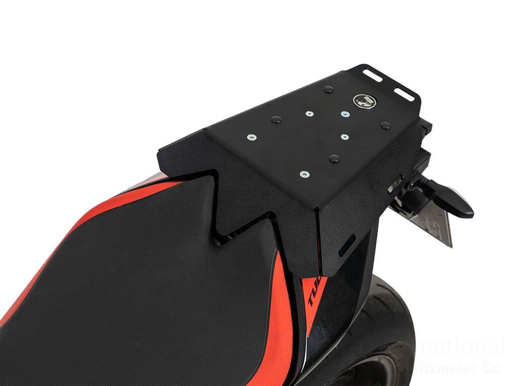 ■商品概要カラー：ブラック標準推奨耐荷重：7.5kg■詳細説明ヘプコ＆ベッカーのタンデムシート置き換え型リアラック「Speedrack EVO」。ソロライディングの際にタンデムシートと置き換えることによってリアラックとしてスペースを有効活用。スーパースポーツ、スポーツバイクに荷物の積載を可能にします。荷物を固定するベルトなどを留める為のフック受けも多数あり、街乗りからツーリングまで、快適にご利用頂けます。■注意点※トップケース、拡張プレート「Universal Extension」の取付不可。※商品の多くは海外製品の為、取り付けに加工が必要な場合がございます。※画像はイメージです。掲載画像の取り付け車種、カラーなど、画像と異なる場合がございます。※撮影の都合上、他商品も画像に写っている場合がありますが表題の商品のみのお届けとなります。※メーカー都合により商品の仕様変更がある場合がございます。ご了承ください。■備考【品番】670-7716-0001／【統合品番】670-7719-0001■適合車種Tuono V4 Factory 1100&ensp;Tuono V4 Factory 1100 年式: 25-&ensp;&ensp;備考: ※トップケース、拡張プレート 「Universal Extension」の取付不可※取付けがボルト止めとなります。取扱説明書をご確認ください。Tuono V4 1100&ensp;Tuono V4 1100 年式: 25-&ensp;&ensp;備考: ※トップケース、拡張プレート 「Universal Extension」の取付不可※取付けがボルト止めとなります。取扱説明書をご確認ください。