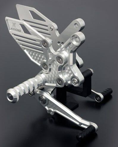 ■商品概要2ステージバックステップキット標準ポジション：純正ステップ比 後方20mm／上方20mm2ndマウンティングプレート移動時：後方30mm／上方30mmABS対応品工数：1h取付難易度：【レベル3 ★★★☆】 該当箇所のパーツに関する知識と経験があれば取り付け可能な作業レベル■詳細説明2ステージバックステップキットは、純正ステップ比で後方に20mm、上方に20mm後退させる標準ポジションと、可変式2ndマウンティングプレートを移動させることで後方に30mm、上方に30mm後退する設計となっています。・シフト側はもし転倒した際に、ステップバーの破損によるペダル操作不良を避けるため別軸仕様を採用しております。・左右ペダル部にはスムーズでダイレクトなペダル操作が出来る様、両面シールドボールベアリングを採用。・ステップバーの裏側を大胆な切削加工によって軽量化を図り、またすべり止め効果を高めるローレット加工とバーエンド部を大径化することにより、フットポジションを安定化させ、確実な操作感とホールド感を実現。・ペダルバーにはセラミック系の強化プラスチック材を採用し、転倒時のアームの破損を最小限に軽減するよう配慮されています。・ABS(アンチロック・ブレーキシステム)対応品となり、リアマスターシリンダー、ブレーキスイッチは純正を流用して下さい。・取付に必要なマウントカラー、ボルト類まで付属したオールワンセット。■注意点※装着イメージは’-25のモデルです。※マニュアル動画には旧モデルを使用しております。※画像には他の商品が含まれている場合がございます。※メーカー都合により商品の仕様変更がある場合がございます。ご了承ください。■適合車種Z900RS CAFE&ensp;Z900RS CAFE 年式: 26Z900RS SE&ensp;Z900RS SE 年式: 26Z900RS&ensp;Z900RS 年式: 26