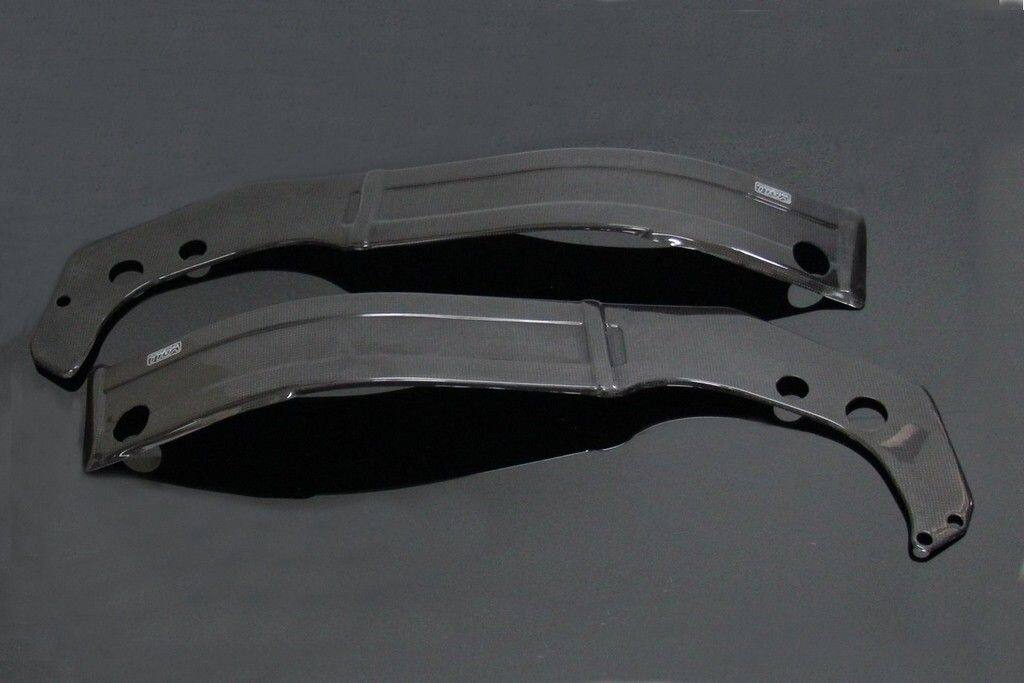 ■商品概要構成部品：Frame Cover、左、カーボン、RGV250 VJ21 (Frame without SteeringDamper、TYPE2) (×1)Frame Cover、右、カーボン、RGV250 VJ21 (×1)■詳細説明フレームカバー、ペア、カーボン、RGV250 VJ21 (ステアリングダンパー無しフレーム、TYPE 2)これらの軽量カーボン カバーはフレームにフィットし、事故の際にフレームへの傷や損傷を防ぐように設計されています。VJ21の一部車種にはステアリングダンパー取付ボスが付いていますが、必ずしも同じ位置にあるわけではありませんのでご注意ください。See also sets：BPCC-7021 フレームカバー、ペア、カーボン、RGV250 VJ21 (ステアリングダンパー付きフレーム、TYPE 1)BPCC-7221 フレームカバー、ペア、カーボン、RGV250 VJ21 (ステアリングダンパー付きフレーム、TYPE 3)■注意点※取扱説明書が付属する場合は外国語となります。※輸入商材の為、納期が遅れる場合がございます。あらかじめご了承ください。※メーカー都合により商品の仕様変更がある場合がございます。ご了承ください。　※画像はイメージです。■適合車種RGV 250&ensp;RGV 250&ensp;&ensp;備考: VJ21