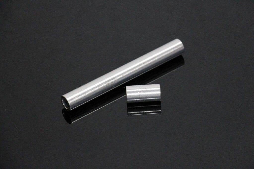 ■詳細説明Engine Spacers RGV250 VJ21/VJ22これらの軽量 6061-T6アルミニウムスペーサーは、耐食性と美しさのために陽極酸化処理されており、スチール製で腐食しやすいスズキの純正スペーサーに代わるものです。これらは、VJ21 および VJ22 RGV250 のスズキ OE 部品番号 09180-10123 (09180-10151)および09180-10126 (09180-10145) の直接交換品です。■注意点※取扱説明書が付属する場合は外国語となります。※輸入商材の為、納期が遅れる場合がございます。あらかじめご了承ください。※メーカー都合により商品の仕様変更がある場合がございます。ご了承ください。　※画像はイメージです。■適合車種RGV 250&ensp;RGV 250&ensp;&ensp;備考: VJ21&ensp;RGV 250&ensp;&ensp;備考: VJ22
