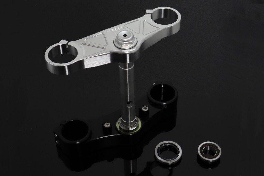 ■詳細説明トリプルクランプセット CNCシルバー 3D トップトリプルクランプ ブラック Lower Clamp NC35 RVF400これらのスタイリッシュな全アルミニウム トリプル クランプは、曲げやすいことで悪名高い OEM NC35トリプルクランプを直接置き換えるもので、FEAテストの助けを借りて、見た目が素晴らしいだけでなく、パフォーマンスも優れています。これらは、変換を完了するために必要なすべてのベアリングと下部シール、さらにはアルミニウム製上部クランプナットを備えた状態で納品されます。トップクランプには「ボルトオン」イグニッションスイッチ/ロックホルダーが取り付けられており、レースのために取り外すことができます。ステアリングストッパーはリバーシブルで、ストリート用途ではステアリングを最大限にロックし、レースでは角度を下げます。航空機仕様の 6061-T6 合金を使用し、TYGA によって社内で設計および CNC 加工されています。■注意点※取扱説明書が付属する場合は外国語となります。※輸入商材の為、納期が遅れる場合がございます。あらかじめご了承ください。※メーカー都合により商品の仕様変更がある場合がございます。ご了承ください。　※画像はイメージです。■適合車種RVF 400&ensp;RVF 400&ensp;&ensp;備考: NC35