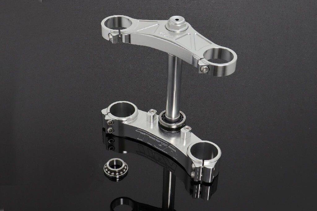 ■詳細説明トリプルクランプセット 3D CNC シルバー NC35 フォーク MC21/MC28 に適合航空機仕様の 6061-T6 合金を使用し、TYGA によって社内で設計および機械加工されています。FEA でテストされ、不必要な重量増加を伴うことなく強度を高めるために開発されました。これらは、変換を完了するために必要なすべてのベアリングと下部シール、さらにはアルミニウム製上部クランプナットを備えた状態で納品されます。ステアリングストッパーはリバーシブルで、ストリート用途ではステアリングを最大限にロックし、レースでは角度を下げます。これはレース用トリプルクランプセットであり、MC21で使用する場合は点火ロックやステアリングロックは提供されないことに注意してください。イグニッションロックはリアフレーム左側のフェアリングステーに移設可能。推奨締付トルク：ロアクランプピンチボルト：23Nm。トップクランプピンチボルト：23Nm。■注意点※取扱説明書が付属する場合は外国語となります。※輸入商材の為、納期が遅れる場合がございます。あらかじめご了承ください。※メーカー都合により商品の仕様変更がある場合がございます。ご了承ください。　※画像はイメージです。■適合車種NSR 250&ensp;NSR 250&ensp;&ensp;備考: MC21&ensp;NSR 250&ensp;&ensp;備考: MC28