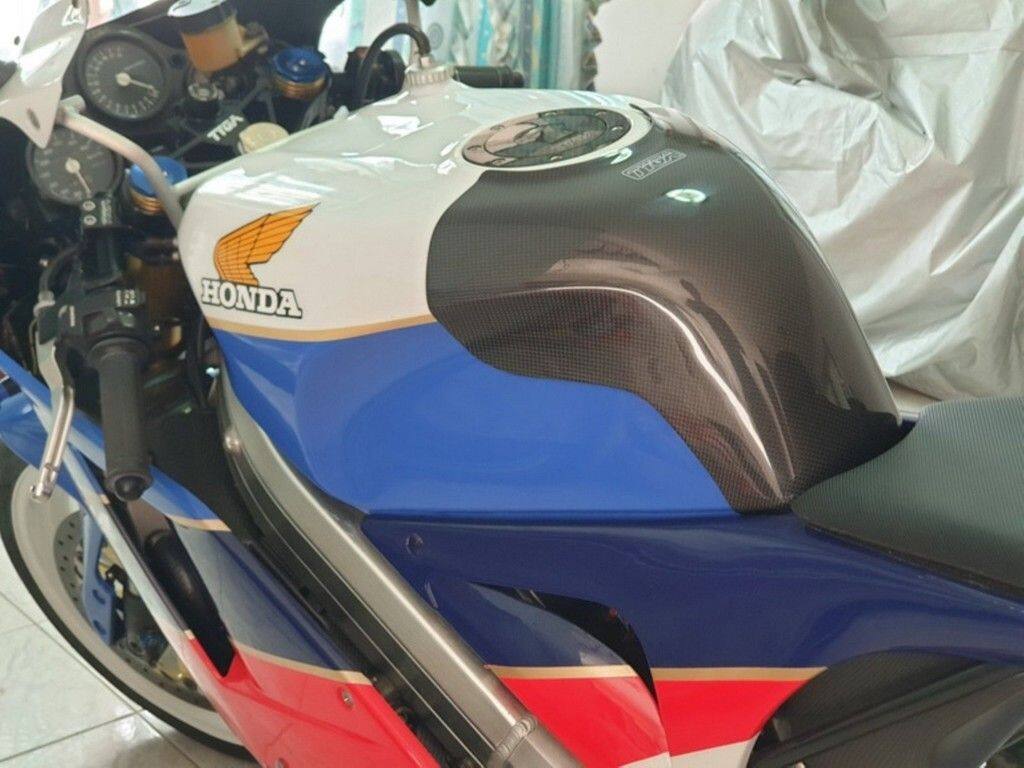 ウェビック 楽天市場店のTYGA PERFORMANCE タイガパフォーマンス カーボンタンクパッド VFR400R NC30用 VFR 400R HONDA ホンダ タンクパッド タンク関連 外装｜アングル3