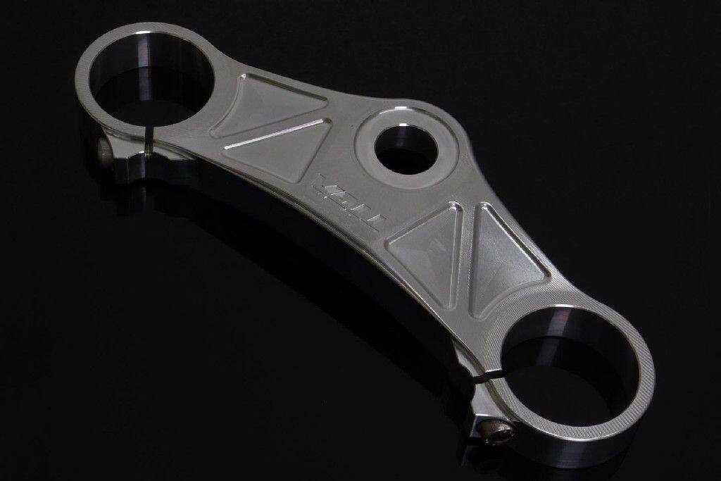 ■詳細説明3DアッパートリプルHONDAタイプハイテク 3D 加工を使用して航空機仕様の 6061-T6 アルミニウムから作られたTYGAクランプは、標準コンポーネントよりも軽量でありながら高い強度を提供し、バイクに改良された個性的な外観を提供します。下のオプションドロップダウンでボアサイズ(48mmまたは50mm)を選択してください■注意点※取扱説明書が付属する場合は外国語となります。※輸入商材の為、納期が遅れる場合がございます。あらかじめご了承ください。※メーカー都合により商品の仕様変更がある場合がございます。ご了承ください。　※画像はイメージです。■適合車種&ensp;&ensp;&ensp;備考: 汎用