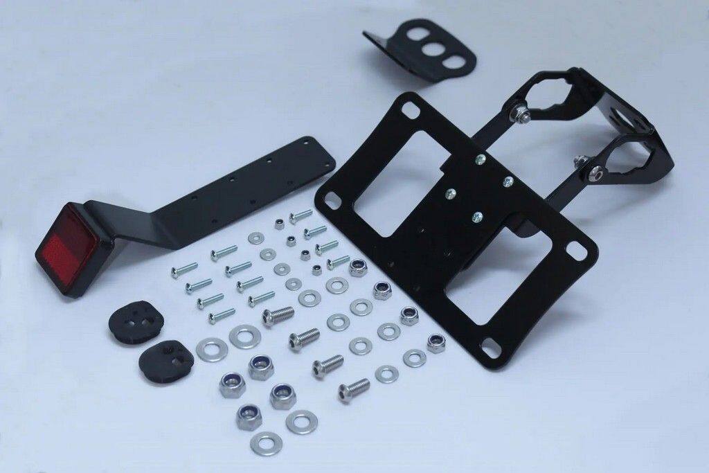 ■商品概要構成部品：Grommet、Blank、Tail Tidy、ZX-25R/ZX-4R (×1)Domehead Bolt M3x10 (×8)Domehead Bolt M3x15 (×8)Grommet、Tail Tidy、ZX-25R/ZX-4R (×1)Light Stay、Tail Tidy、ZX25-R/ZX-4R (×1)Plate Holder、Tail Tidy、ZX25-R/ZX-4R (×1)Main Holder、Tail Tidy、ZX-25R/ZX-4R (×1)Main Plate、TYGA Tail Tidy (×1)Washer Plain、ステンレス Steel、6mm (×8)Washer Plain、ステンレス Steel、3mm (×8)Nyloc Nut、ステンレス、M6 (×6)Nyloc Nut、ステンレス、M3 (×8)Nyloc Nut、ステンレス、M8 (×4)Reflector Stay、Assy、TYGA Tail Tidy (×1)Washer Plain、ステンレス Steel、8mm (×4)Bolt、Button Head、M6x15、ステンレス (×6)■詳細説明テールタイディ、ストリートリーガルセット、Ninja ZX-25R / ZX-4Rこのテール整頓は、標準的なバイクに取り付けられている重くて見苦しいナンバープレート/ウインカーホルダーを置き換えます。レールの取り付けは簡単で数分で完了します。モジュラー設計により、さまざまなナンバープレートのサイズに合わせてさまざまな構成が可能になります。純正のウインカーやナンバー灯を再利用するため、配線やコネクターの加工は必要ありません。まさにプラグアンドプレイ。元のアセンブリの 1.08kg と比較して、アセンブリの重量はわずか 0.38kg となり、大幅な軽量化が実現しました。Kawasaki ZX-25R、ZX-4R、ZX-4RRモデルに適合します。ファイルのダウンロードセクションでインストールに関する取り付け手順を参照してください。注：一部の写真に示されているカーボン ナンバー プレート サラウンドは含まれていませんが、別途購入できます。BPCC-6002 を参照してください。■注意点※取扱説明書が付属する場合は外国語となります。※輸入商材の為、納期が遅れる場合がございます。あらかじめご了承ください。※メーカー都合により商品の仕様変更がある場合がございます。ご了承ください。　※画像はイメージです。■適合車種NINJA ZX-25R&ensp;NINJA ZX-25RNINJA ZX-4RR&ensp;NINJA ZX-4RRNINJA ZX-4R&ensp;NINJA ZX-4R