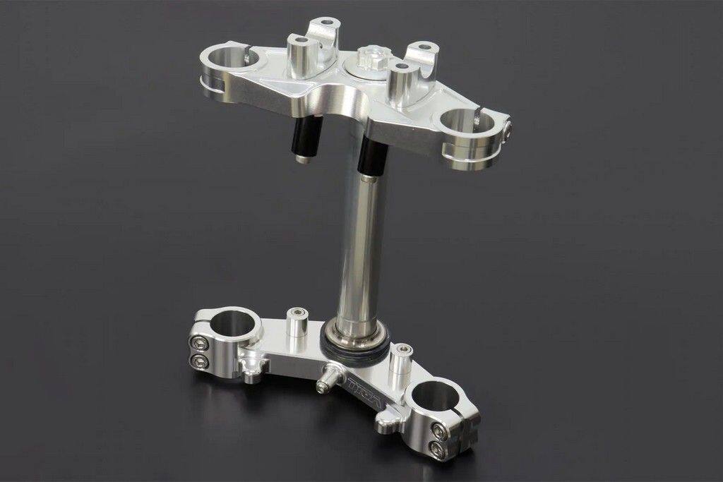 ■商品概要構成部品：レース、 Steering Stem Bearing (x1)シールオイル、ステアリングステム(×1)Washer、30.5x50x0.6 (×1)Caphead Bolt、 ステンレス、 M8x25 (x4)ステアリングストッパー、 シルバー、 for TYGA Triple Clamps (x2)ステンレスキャップボルト、M6x25 (×2)Bolt、 Button Head、 M6x10、 ステンレス (x1)Caphead Bolt、 ステンレス、 M8x30 (x2)ロワートリプルクランプ、CNCシルバー、Ninja 150SS/Ninja 150R/Victor 150 (×1)Bolt、 トップトリプルクランプ、 アルミニウム、 Ninja150SS/Ninja150R/Victor150 (x1)Spacer、 イグニッションスイッチホルダー、 CNCブラック、 Ninja 150R/Victor150 (x2)トップトリプルクランプ、CNCシルバー、Ninja150R/Victor150 (×1)ロアハンドルバーカップ Ninja150SS/Ninja150R/Victor150 (×2)ステンレスキャップボルト、M6x15 (×2)ステンレスキャップボルト、M6x45 (×2)■詳細説明トリプルクランプセット、CNCシルバー、Ninja150R/Victor150 (ハンドルクランプ無し)Ninja150R/Victor150用のCNC加工TYGAトリプルクランプセット。これらのスタイリッシュなオールアルミニウムトリプルクランプは、OEMNinja150R/Victor150トリプルクランプの直接交換品であり、FEAテストの助けを借りて、見た目が素晴らしいだけでなく、パフォーマンスも優れています。このセットには、ワッシャー、下部シール、下部ベアリング レースが含まれており、下部クランプにあらかじめ取り付けられています。残りのヘッドストックベアリング部品は含まれていないため、別途購入する必要があることに注意してください。残りの部分は次のとおりです。39x 92140-0008 Ball-Steel、1/4″1x 92048-0037 レース、ステアリングステムベアリング1x 92048-0036 レース、ステアリングステムベアリング1x 92048-0032 レース、ステアリングステムベアリングトップクランプには「ボルトオン」イグニッションスイッチ/ロックホルダーが取り付けられており、レースのために取り外すことができます。ステアリングストッパーを回転させてステアリングロック位置を調整することができ、ストリート用途ではステアリングロックを最大限に高めたり、レース用途では角度を下げたりすることができます。航空機仕様の 6061-T6 合金を使用し、TYGA によって社内で設計および CNC 加工されています。推奨締付トルク：ロアクランプピンチボルト：23Nm。トップクランプピンチボルト：23Nm。■注意点※取扱説明書が付属する場合は外国語となります。※輸入商材の為、納期が遅れる場合がございます。あらかじめご了承ください。※メーカー都合により商品の仕様変更がある場合がございます。ご了承ください。　※画像はイメージです。■適合車種NINJA 150R&ensp;NINJA 150RVICTOR 150&ensp;VICTOR 150