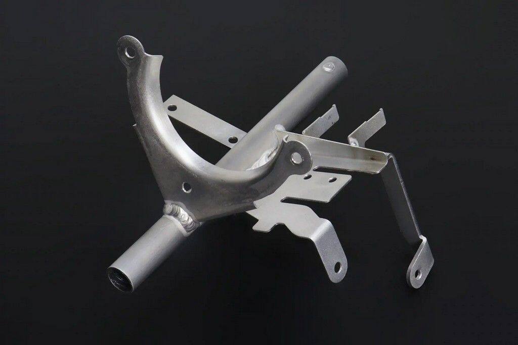 ■詳細説明Meter Stay、RS250R NXAHONDA RS250R NXA用 交換用メーターステーHRCパーツ：50810-NXA-000 ステーコンプ、センターカウルと直接交換。グランプリレースのあらゆる要求を満たすために高強度アルミニウムから製造されています。■注意点※取扱説明書が付属する場合は外国語となります。※輸入商材の為、納期が遅れる場合がございます。あらかじめご了承ください。※メーカー都合により商品の仕様変更がある場合がございます。ご了承ください。　※画像はイメージです。■適合車種RS 250R&ensp;RS 250R&ensp;&ensp;備考: NXA