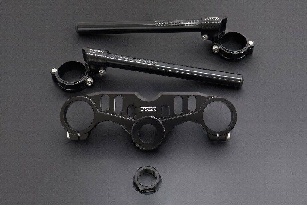 ■商品概要トップトリプルクランプ Bore サイズ：45mm■詳細説明トップトリプルクランプ、ハンドルクランプセット、ブラック、Ninja ZX-4R(R)以下の製品で構成されます。1x TYLY-1373 トップトリプルクランプセット、CNCブラック、Ninja ZX-4R(R)1x TYLY-1375L ハンドルバークランプ、左、ヒンジタイプ、ブラック、Ninja ZX-4R(R)1x TYLY-1375R ハンドルバークランプ、右、ヒンジタイプ、ブラック、Ninja ZX-4R(R)1x TYLY-1376L ハンドルバーチューブ、インデックスマーク、左、ブラック、NinjaZX-4R(R)1x TYLY-1376R ハンドルバーチューブ、インデックスマーク、右、ブラック、NinjaZX-4R(R)1x TYLY-1374 トップトリプルクランプナット、ブラック、Ninja ZX-4R(R)ハンドル角度は7度下向きです。トップトリプルクランプ bores： 45mmハンドルバークランプ: 45mm対象：直径22.2mm(5/8インチ)のハンドルバーチューブに使用このセットに含まれるハンドルバーチューブには、簡単かつ一貫した組み立てを可能にするインデックスマークが付いており、バーエンドウェイトも付属しています。スイッチギア位置の穴は、左右のハンドルバーチューブの両方に事前に開けられています。トップトリプルクランプの取り付け手順に従って、次にハンドルバーの取り付け手順に従ってください。最初にクラッチレバーとフロントブレーキマスターアセンブリを取り外し、次にスイッチギアを固定しているネジを取り外して邪魔にならない場所に移動することをお勧めします。その後、バーをバイクから引き抜きます。次に、左側のハンドグリップとスロットルアセンブリを交換し、分解したのと逆の手順でバイクに戻します。■注意点※取扱説明書が付属する場合は外国語となります。※輸入商材の為、納期が遅れる場合がございます。あらかじめご了承ください。※メーカー都合により商品の仕様変更がある場合がございます。ご了承ください。　※画像はイメージです。■適合車種NINJA ZX-4RR&ensp;NINJA ZX-4RRNINJA ZX-4R&ensp;NINJA ZX-4R