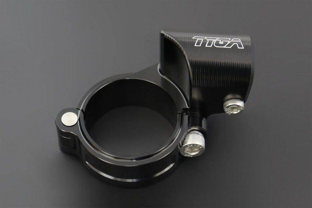 ■詳細説明ハンドルクランプ、右、ヒンジタイプ、ブラック、Ninja ZX-4R(R)このハンドルバークランプは、TYGA ハンドルバー TYLY-1376R で使用するように設計されています。クランプはヒンジ付きのデザインを採用しており、素早く簡単に取り付けられます。＊ ハンドル角度は7度下がります。Dimensions：ハンドルバークランプ: 45mm対象: 直径22.2mm (5/8インチ) のハンドルバーチューブに使用します。■注意点※取扱説明書が付属する場合は外国語となります。※輸入商材の為、納期が遅れる場合がございます。あらかじめご了承ください。※メーカー都合により商品の仕様変更がある場合がございます。ご了承ください。　※画像はイメージです。■適合車種NINJA ZX-4RR&ensp;NINJA ZX-4RRNINJA ZX-4R&ensp;NINJA ZX-4R