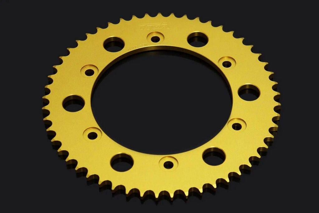 ■詳細説明Sprocket、リア 53T、#428、アルミニウム、(ゴールド)TYGAスプロケットでバイクをアップグレードします。超強力な 7075T6アルミニウムから社内で設計および機械加工され、優れた耐食性と耐摩耗性を実現するためにゴールドカラーで陽極酸化処理されています。適合：Honda CBR250R MC19 ('88-'89)Honda CBR250RR MC22 ('90-'00)Honda VTR250 Interceptor ('89-'90)Honda VT250 FL Spada ('89-'90)■注意点※取扱説明書が付属する場合は外国語となります。※輸入商材の為、納期が遅れる場合がございます。あらかじめご了承ください。※メーカー都合により商品の仕様変更がある場合がございます。ご了承ください。　※画像はイメージです。■適合車種CBR 250RR&ensp;CBR 250RR&ensp;&ensp;備考: MC22CBR 250R&ensp;CBR 250R&ensp;&ensp;備考: MC19VT 250 SPADA&ensp;VT 250 SPADAVTR 250&ensp;VTR 250