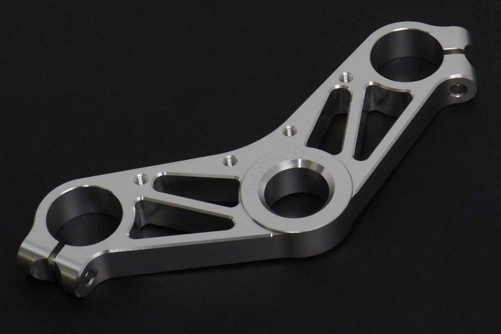 ■詳細説明トップトリプルクランプ、レース、CNCシルバー、Ninja 150SS/Victor150航空機仕様の 6061-T6 アルミニウムから作られたTYGAクランプは、標準コンポーネントよりも軽量でありながら高い強度を提供し、バイクに改良された個性的な外観を提供します。■注意点※取扱説明書が付属する場合は外国語となります。※輸入商材の為、納期が遅れる場合がございます。あらかじめご了承ください。※メーカー都合により商品の仕様変更がある場合がございます。ご了承ください。　※画像はイメージです。■適合車種NINJA 150SS&ensp;NINJA 150SSVICTOR 150&ensp;VICTOR 150
