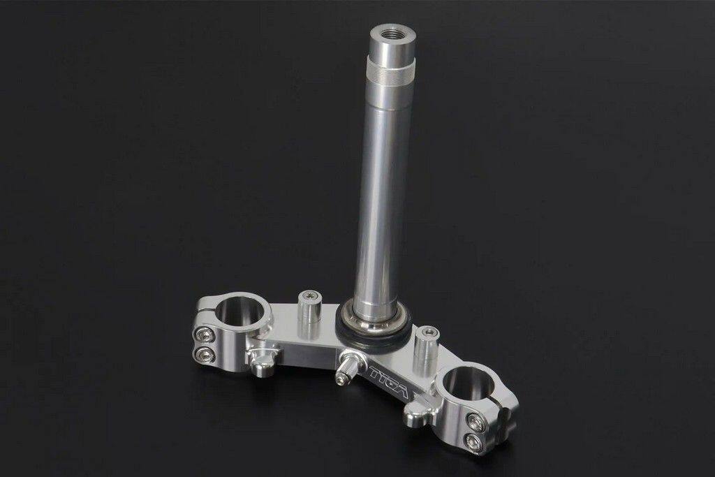■商品概要構成部品：Caphead Bolt、 ステンレス、 M8x25 (x4)ステアリングストッパー、 シルバー、 for TYGA Triple Clamps (x2)ステンレスキャップボルト、M6x25 (×2)Bolt、 Button Head、 M6x10、 ステンレス (x1)ロワートリプルクランプ、CNCシルバー、Ninja 150SS/Ninja 150R/Victor 150 (×1)■詳細説明ロワートリプルクランプセット、CNCシルバー、Ninja 150SS/Victor150Ninja 150SS/Victor150用のCNC機械加工TYGAロアトリプルクランプ。(ロアクランプ、シャフト、ステアリングストッパーおよび関連ボルトを含む)軽量かつ高強度を実現するために、航空機仕様の 6061-T6 および 7075 T6 を使用してTYGAによって社内で設計および機械加工されています。この製品にはヘッドストックシールやベアリングは含まれていません。この商品はセット販売もございます TYLY-、トリプルクランプセット、CNCシルバー、Ninja150SS/150R、Victor150■注意点※取扱説明書が付属する場合は外国語となります。※輸入商材の為、納期が遅れる場合がございます。あらかじめご了承ください。※メーカー都合により商品の仕様変更がある場合がございます。ご了承ください。　※画像はイメージです。■適合車種NINJA 150SS&ensp;NINJA 150SSVICTOR 150&ensp;VICTOR 150